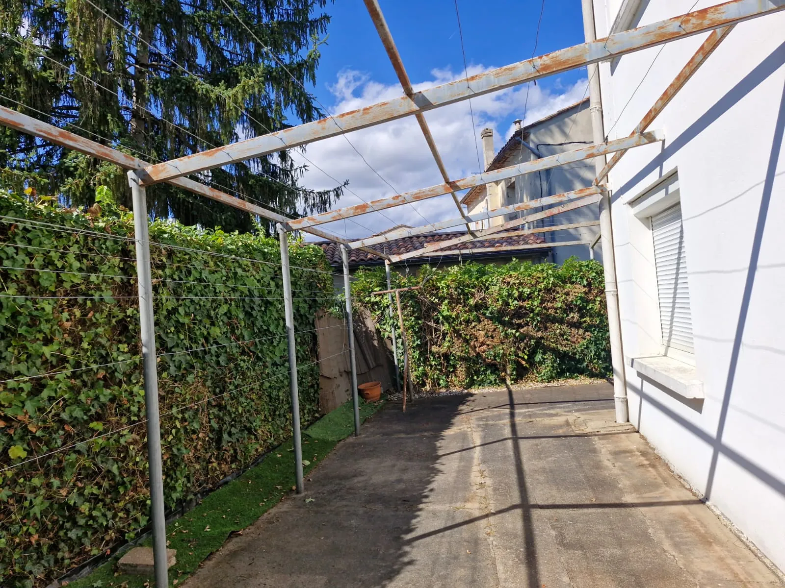 Maison de ville des années 60 à Sainte-Foy-la-Grande avec potentiel d'aménagement 