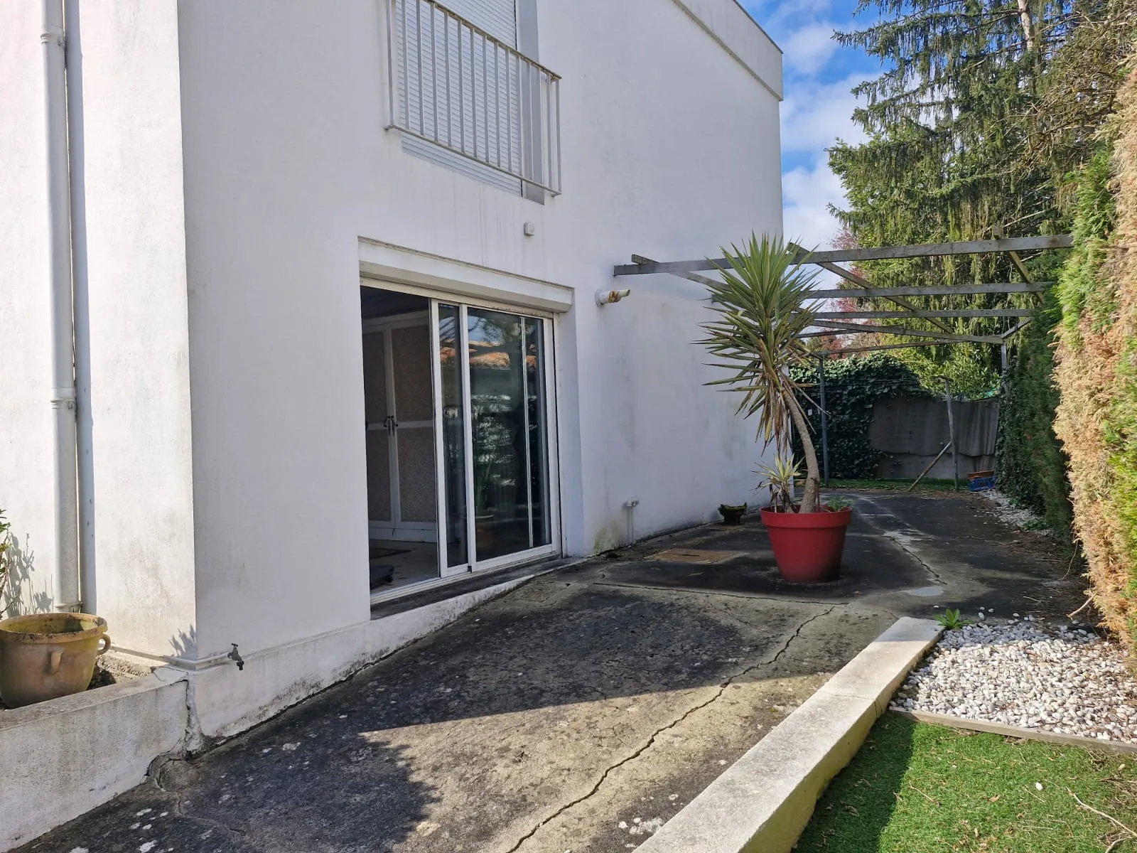 Maison de ville des années 60 à Sainte-Foy-la-Grande avec potentiel d'aménagement 