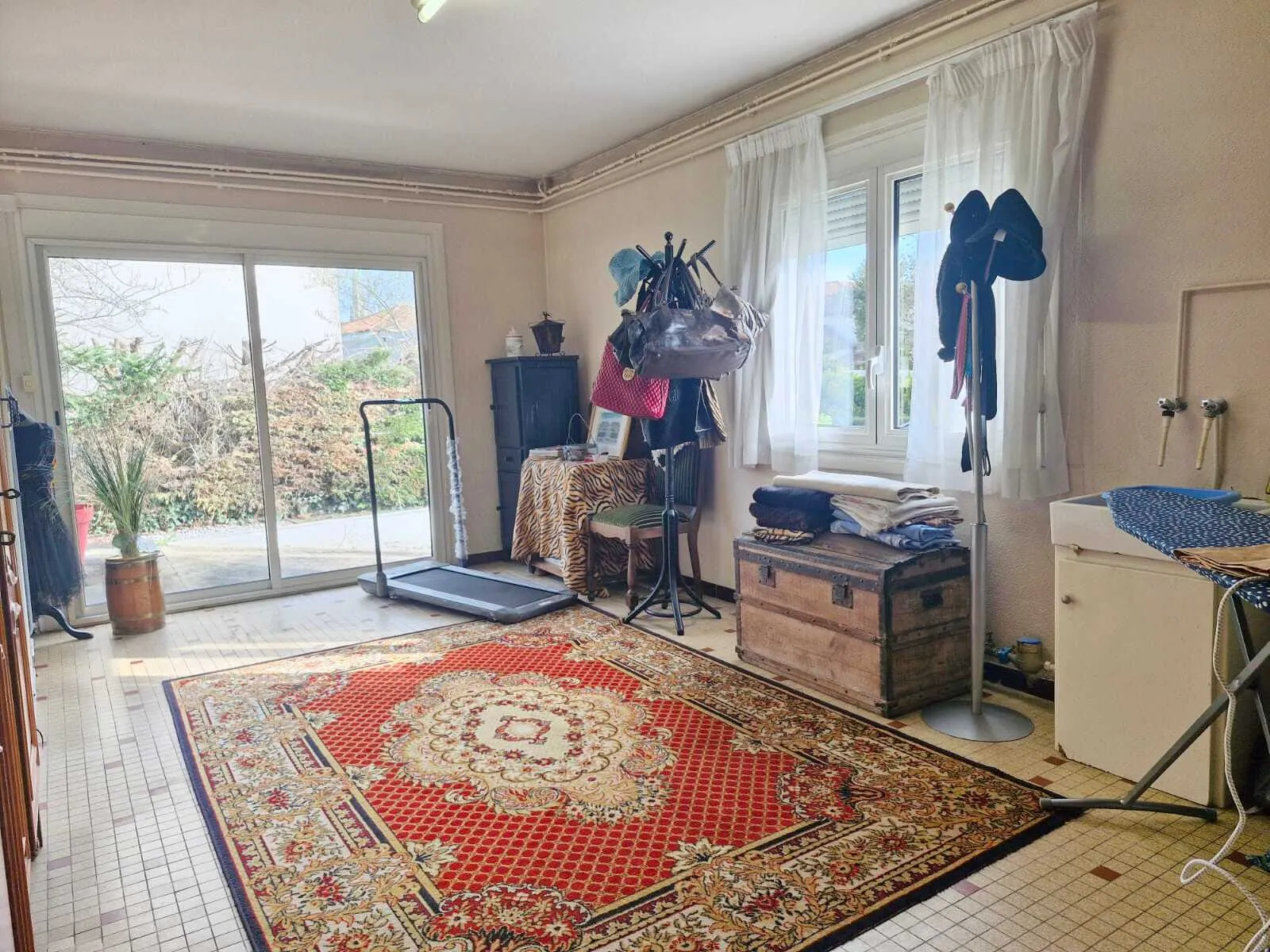 Maison de ville des années 60 à Sainte-Foy-la-Grande avec potentiel d'aménagement 