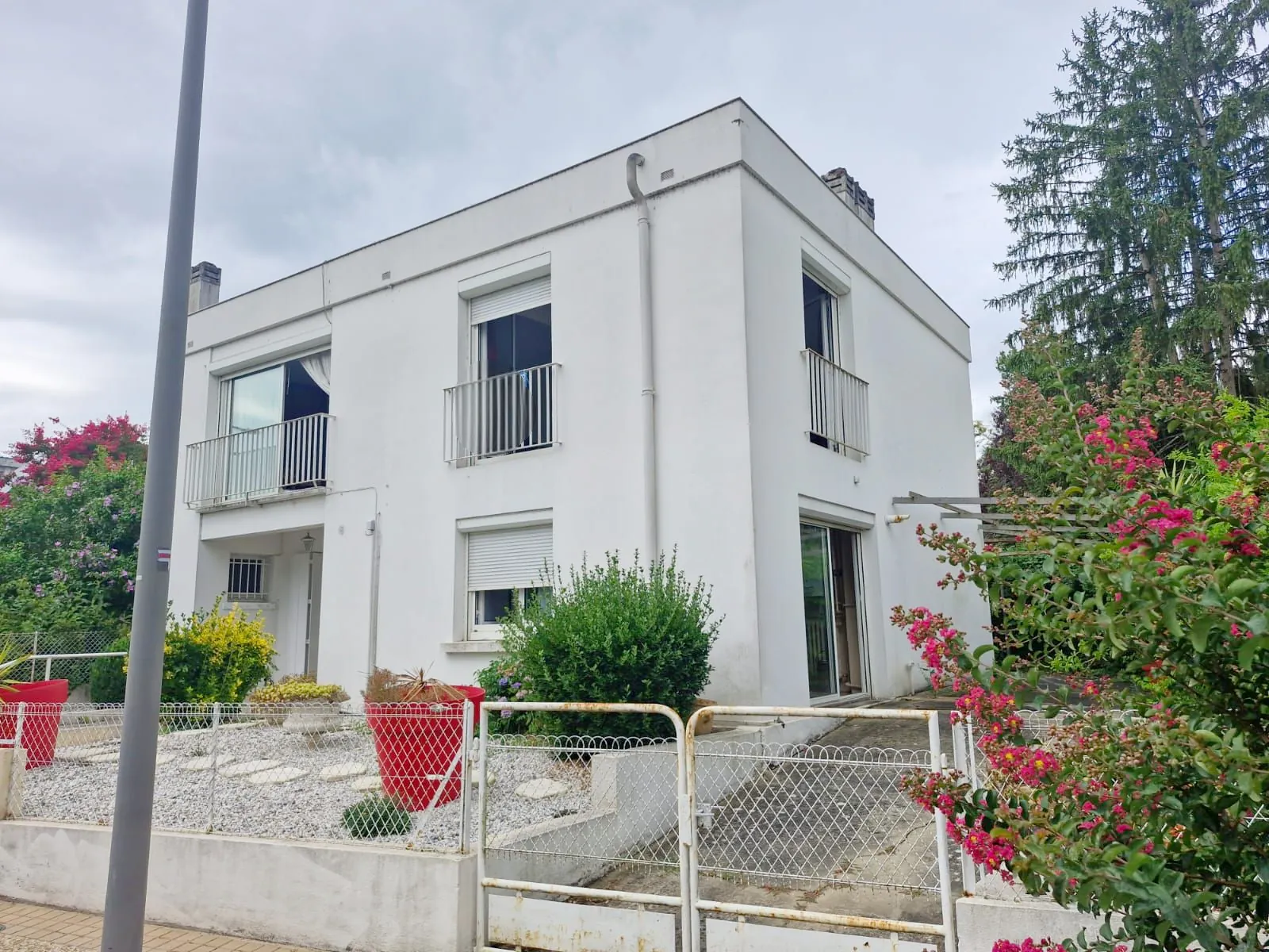 Maison de ville des années 60 à Sainte-Foy-la-Grande avec potentiel d'aménagement 