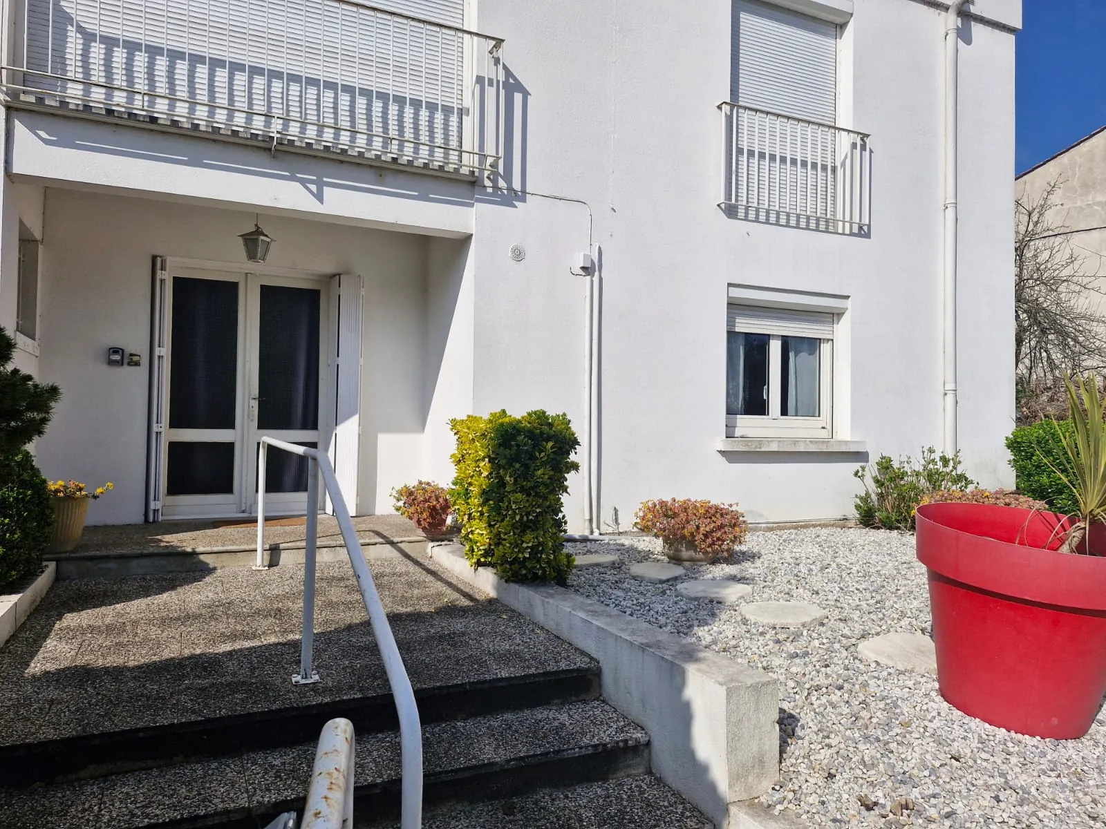 Maison de ville des années 60 à Sainte-Foy-la-Grande avec potentiel d'aménagement 