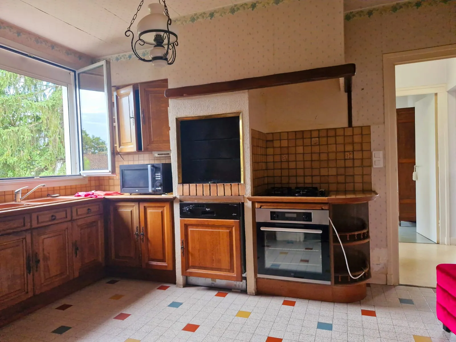 Maison de ville des années 60 à Sainte-Foy-la-Grande avec potentiel d'aménagement 