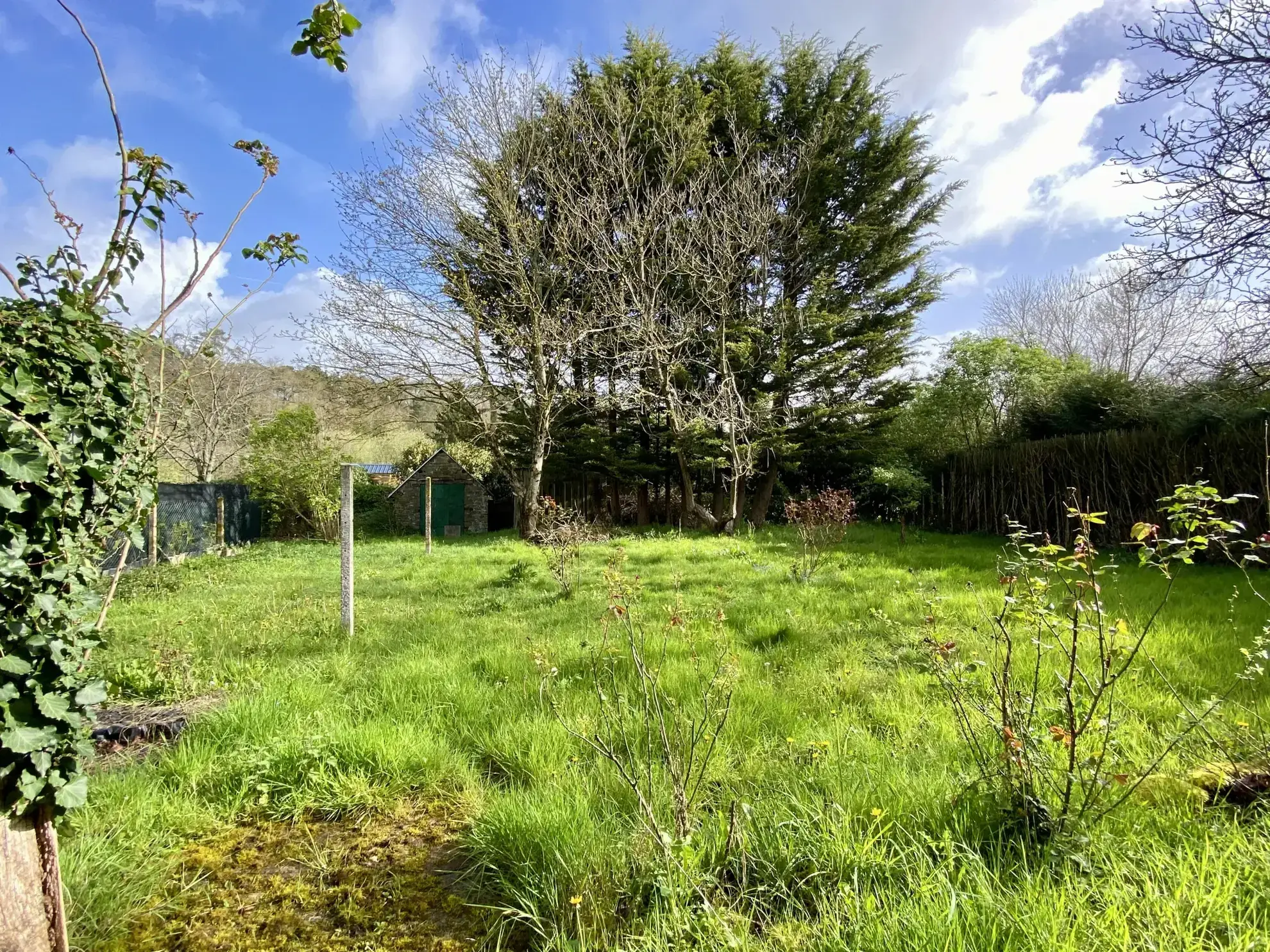 Maison en pierre à rénover à Melesse proche du canal avec jardin et garage 
