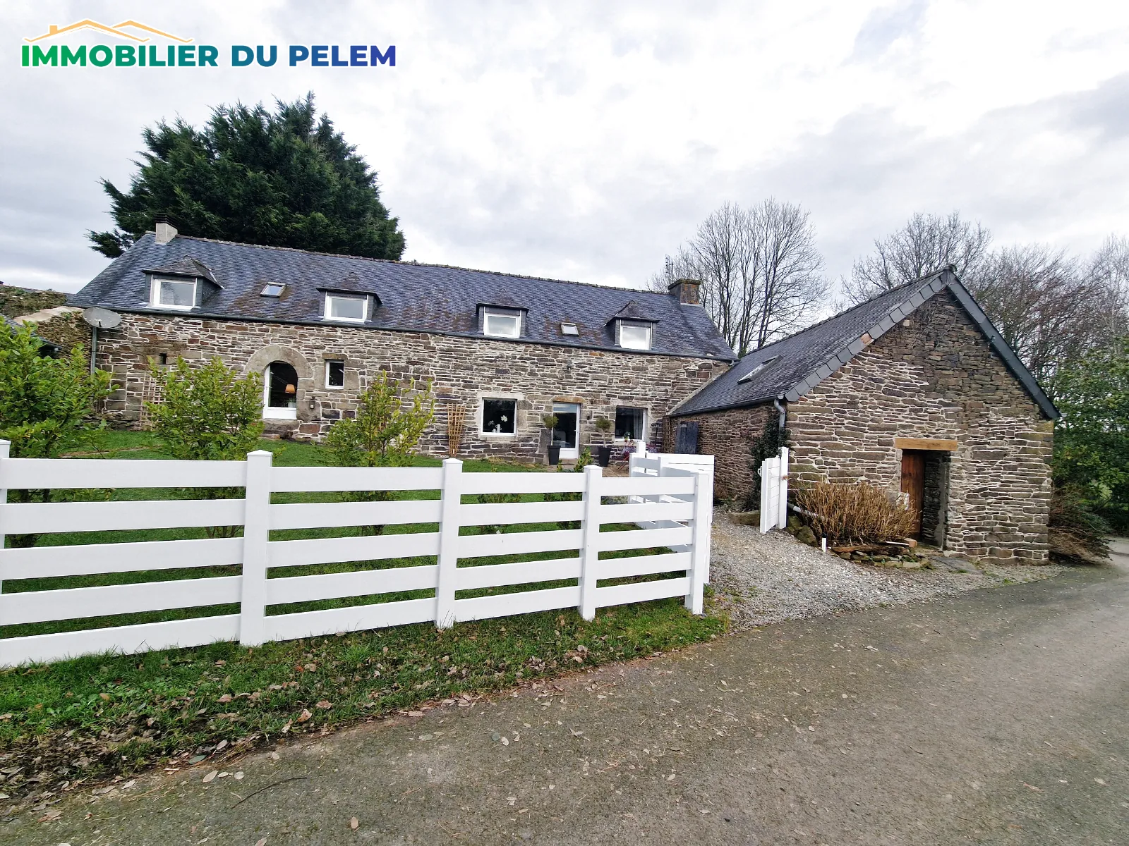 Charmant corps de ferme rénové avec jardin et dépendances à Trebrivan, Côtes d’Armor