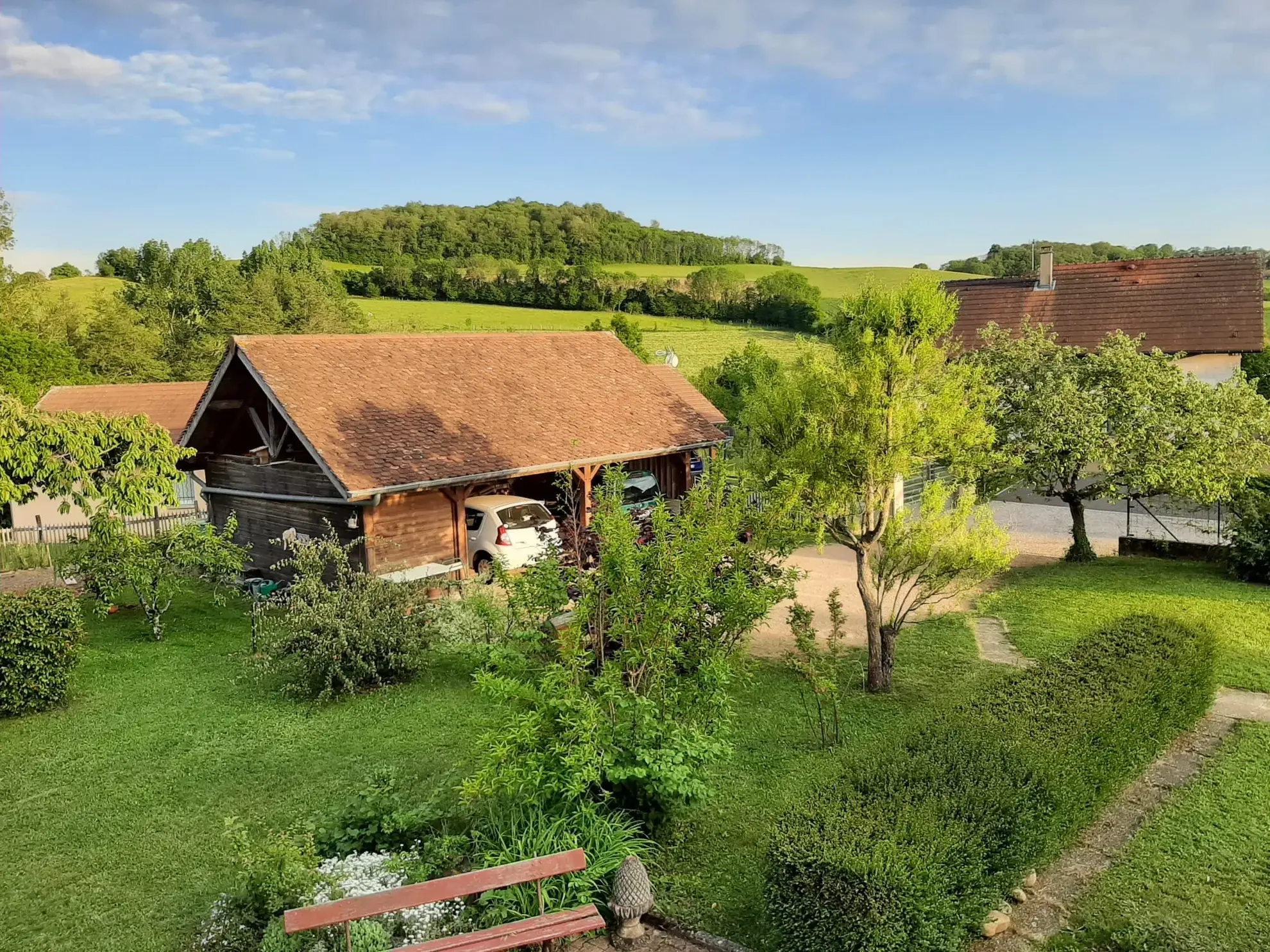 Charmante maison en pisé de 152 m² avec grand terrain à Valencogne 