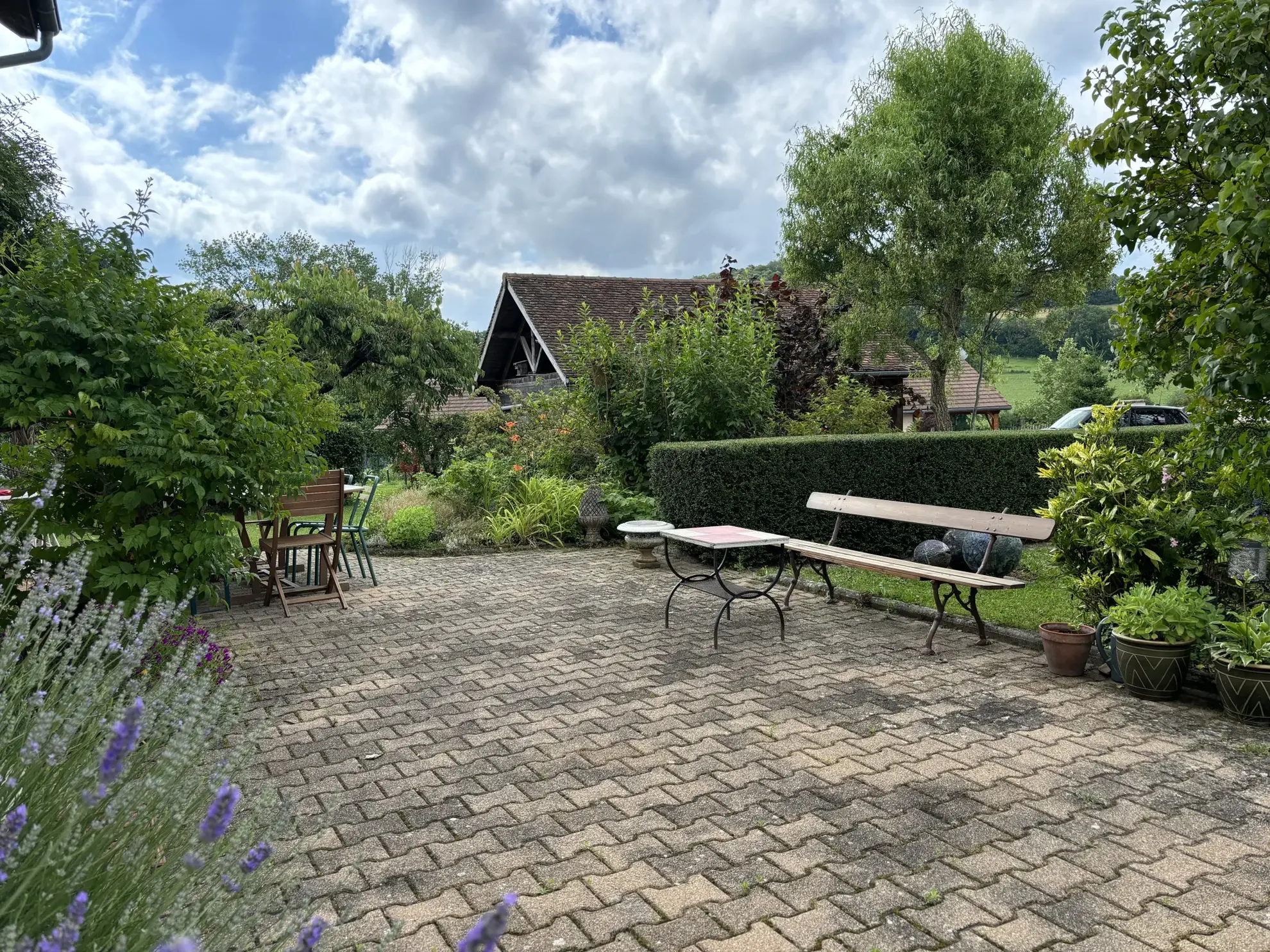 Charmante maison en pisé de 152 m² avec grand terrain à Valencogne 