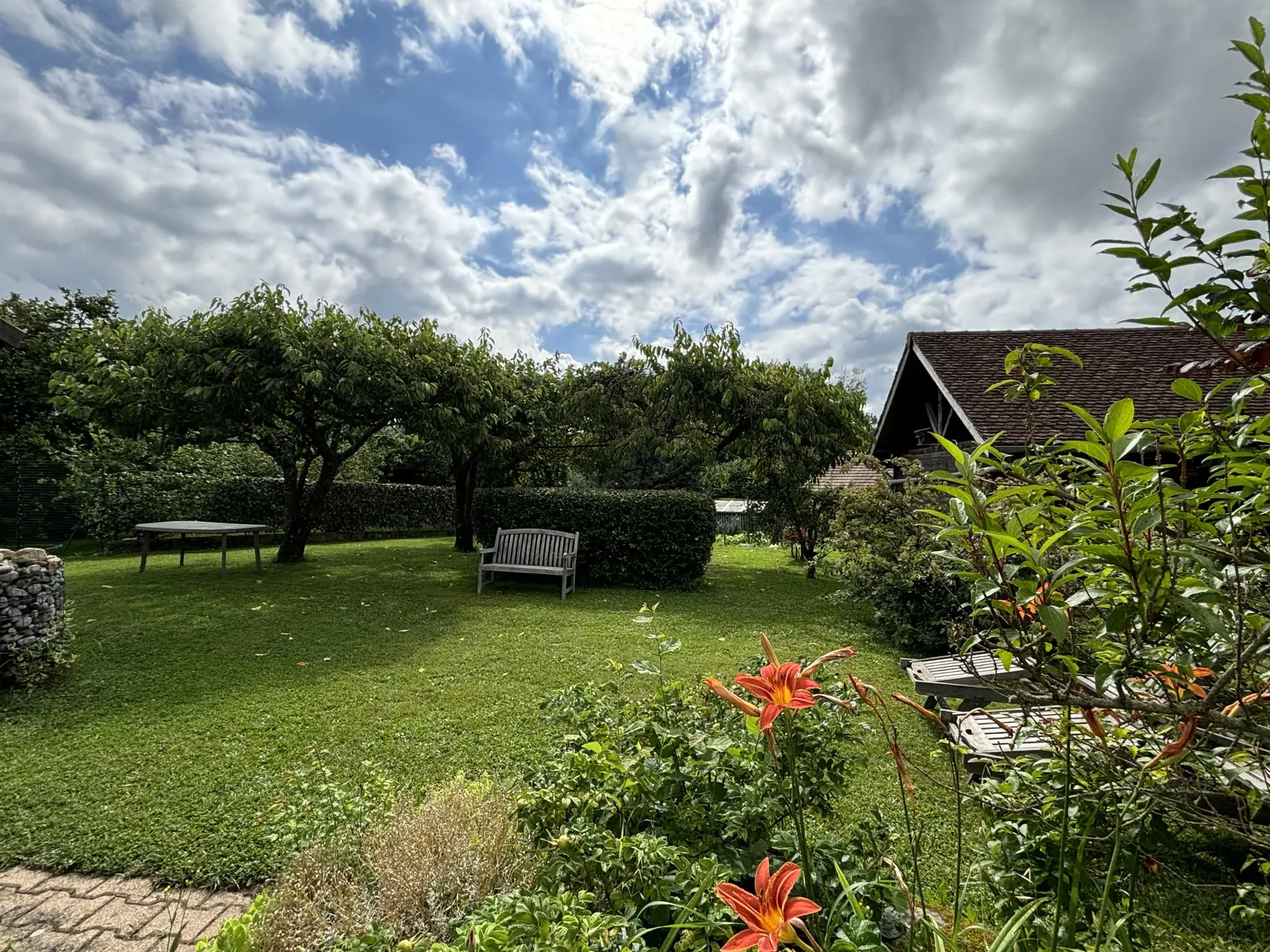 Charmante maison en pisé de 152 m² avec grand terrain à Valencogne 
