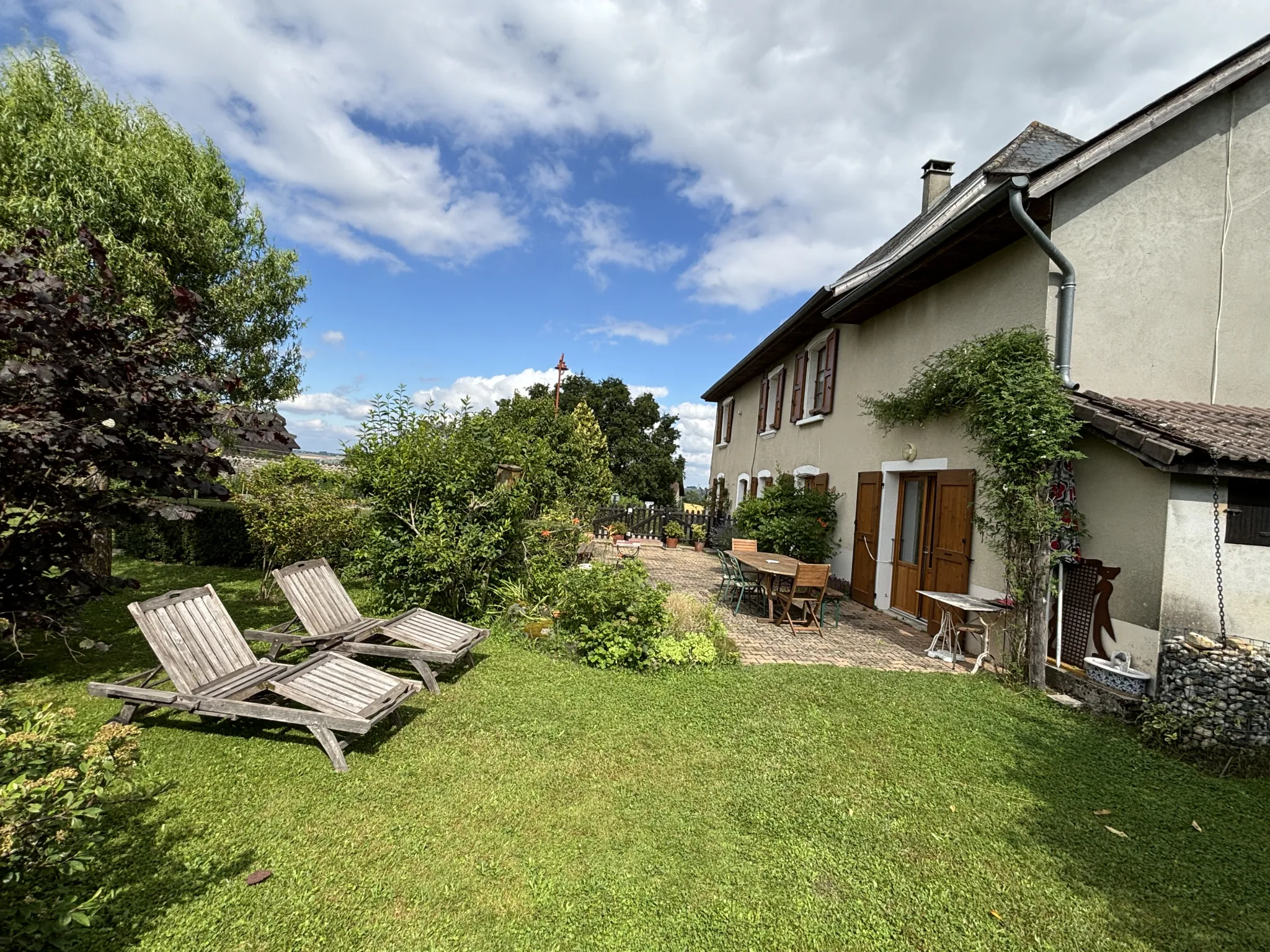 Charmante maison en pisé de 152 m² avec grand terrain à Valencogne