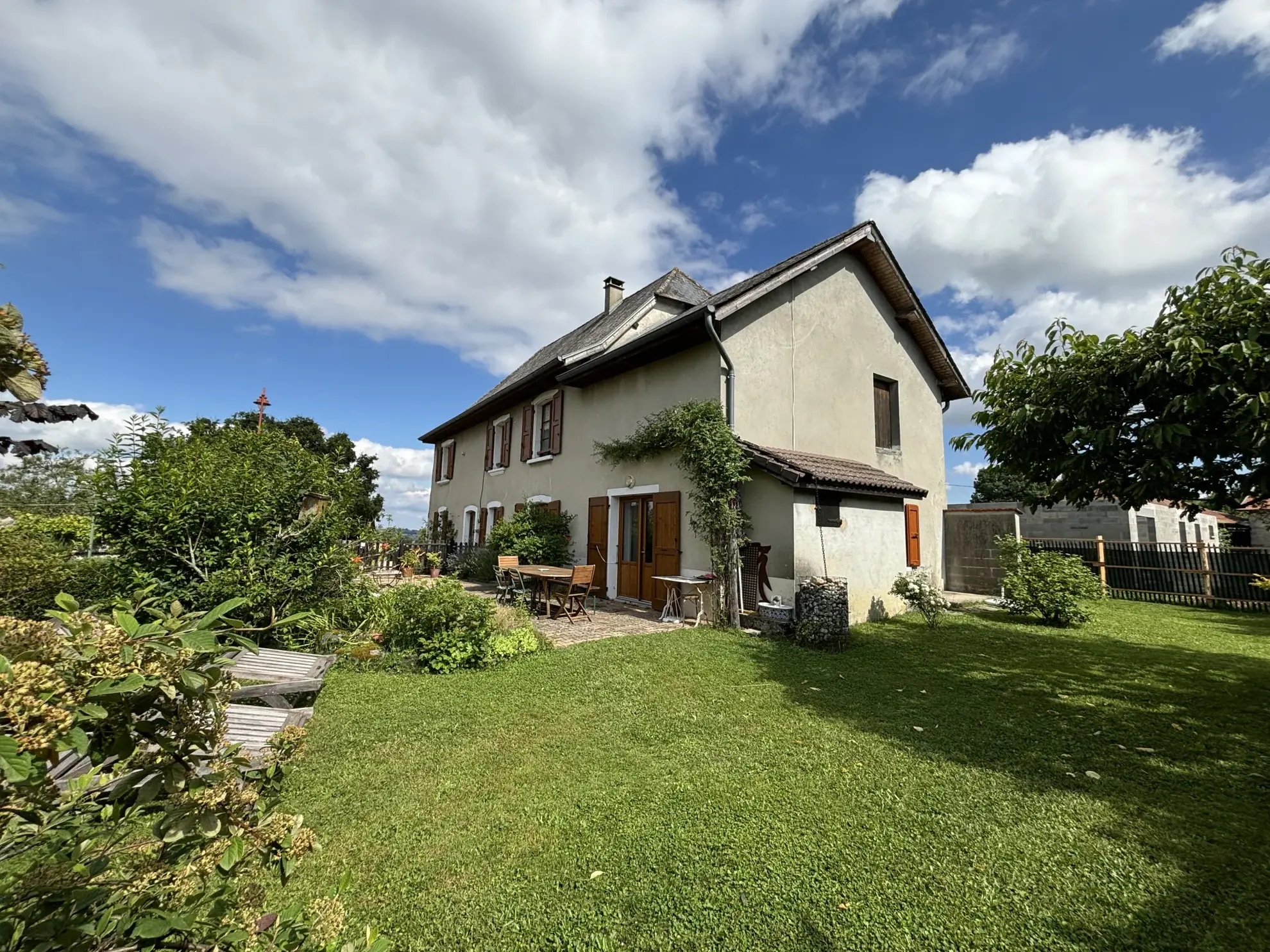Charmante maison en pisé de 152 m² avec grand terrain à Valencogne 