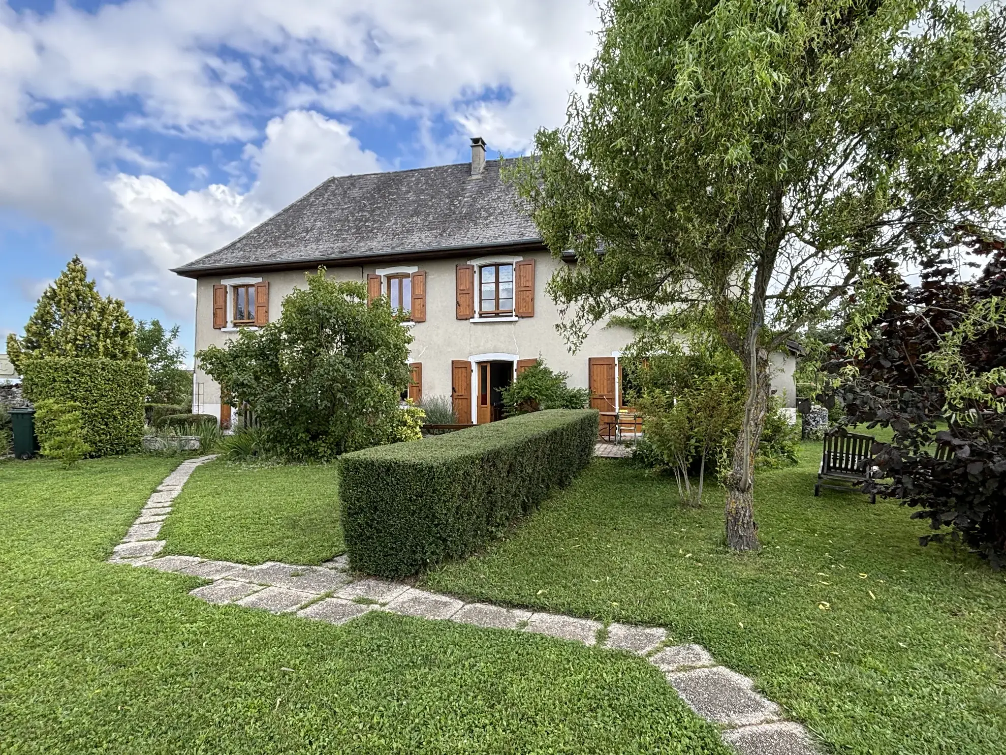 Charmante maison en pisé de 152 m² avec grand terrain à Valencogne 