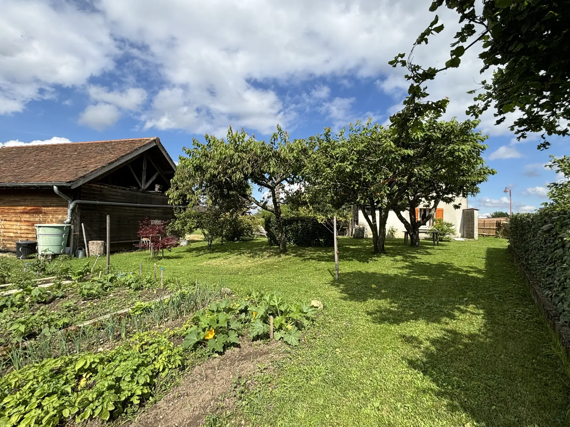 Charmante maison en pisé de 152 m² avec grand terrain à Valencogne 