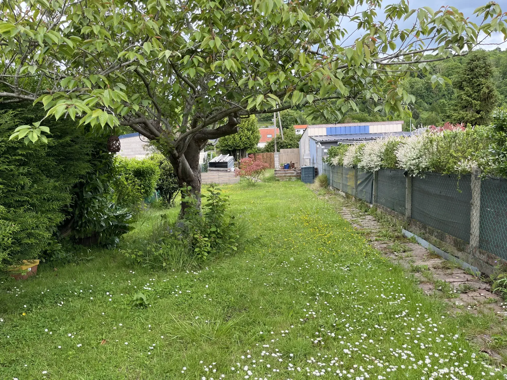 Maison à réhabiliter proche du centre-ville de Fécamp avec grand terrain et garage 