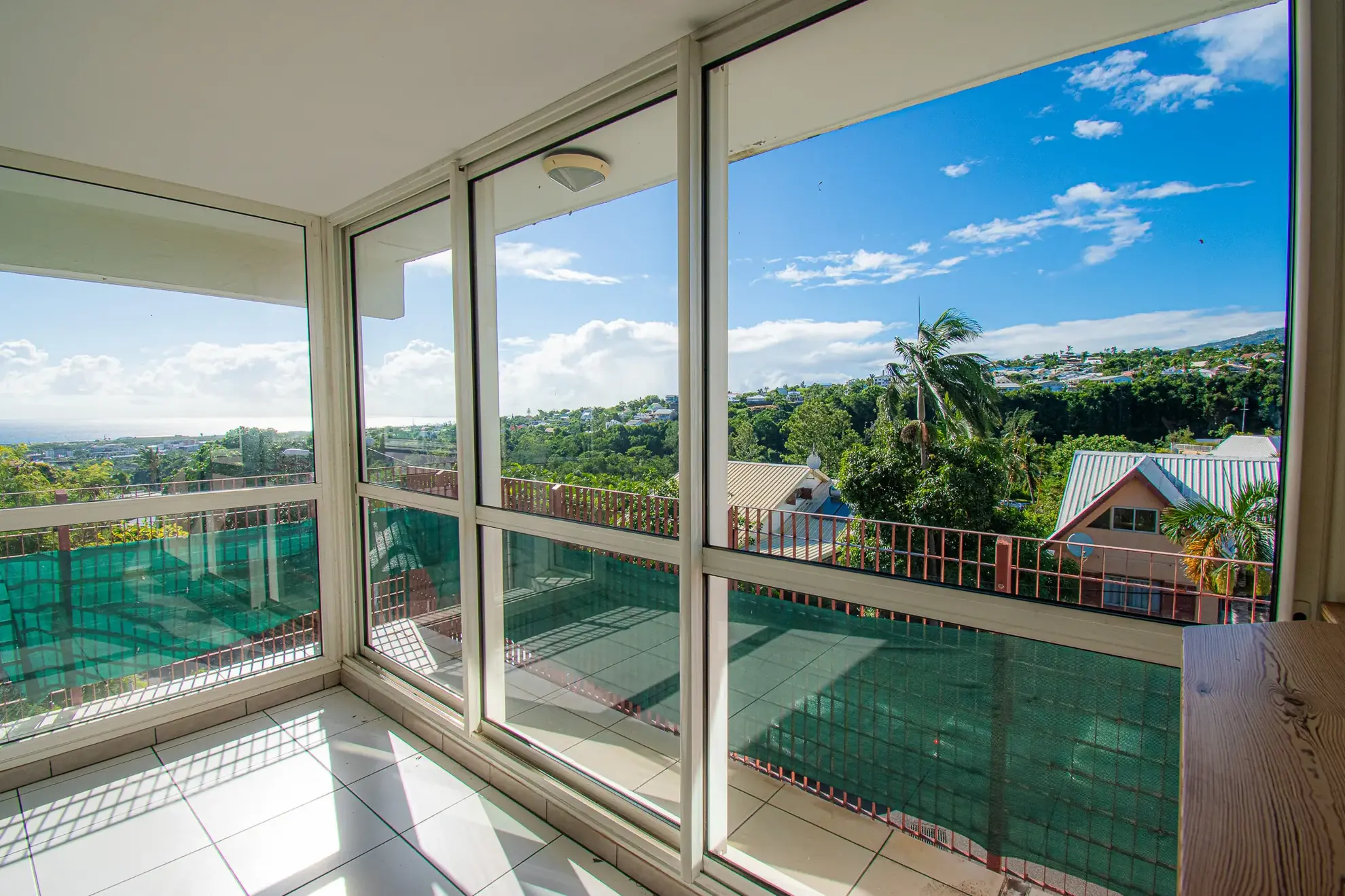 Appartement T3 de 96m² à Sainte-Clotilde Moufia avec balcon et parking