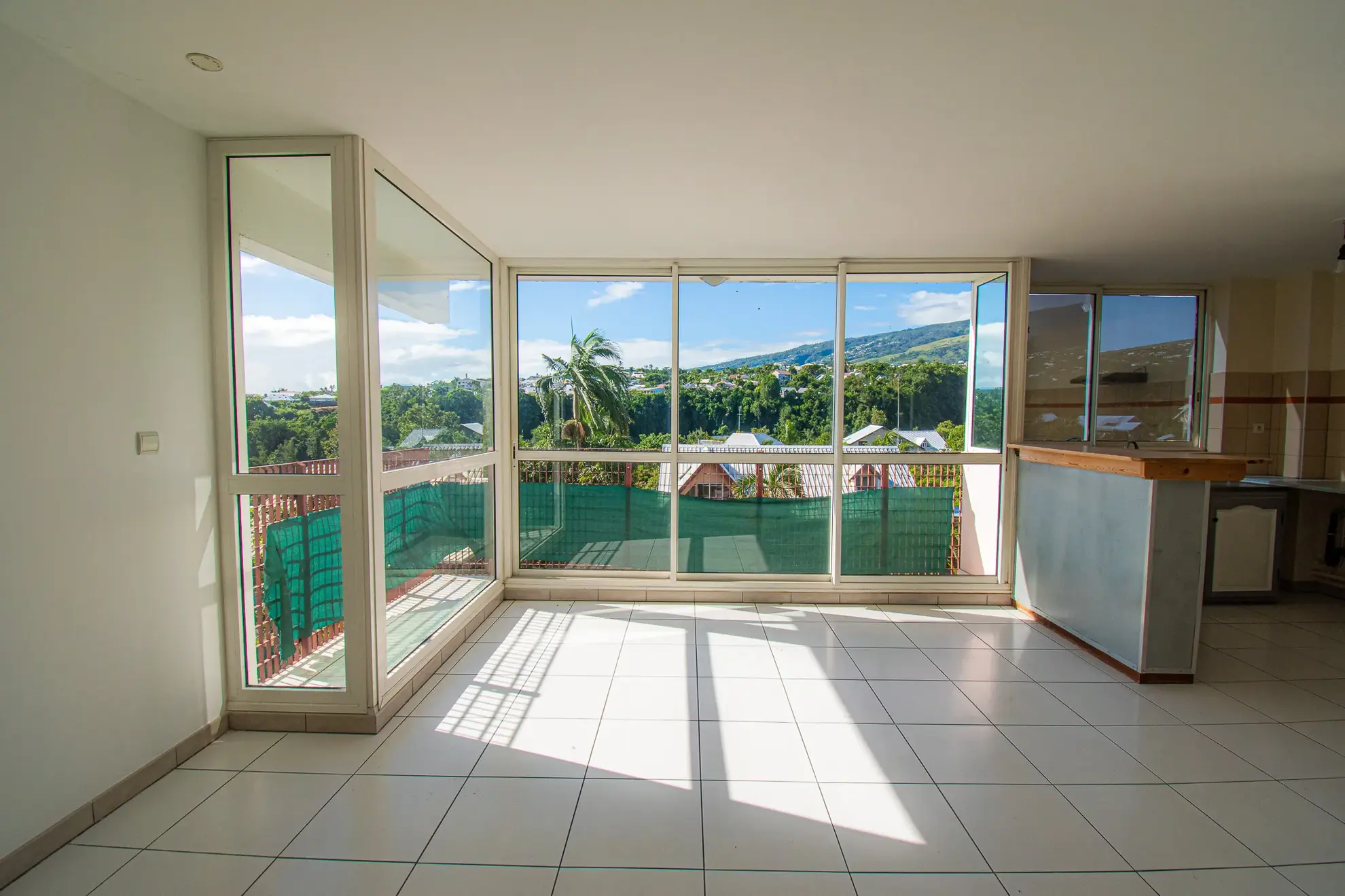 Appartement T3 de 96m² à Sainte-Clotilde Moufia avec balcon et parking 