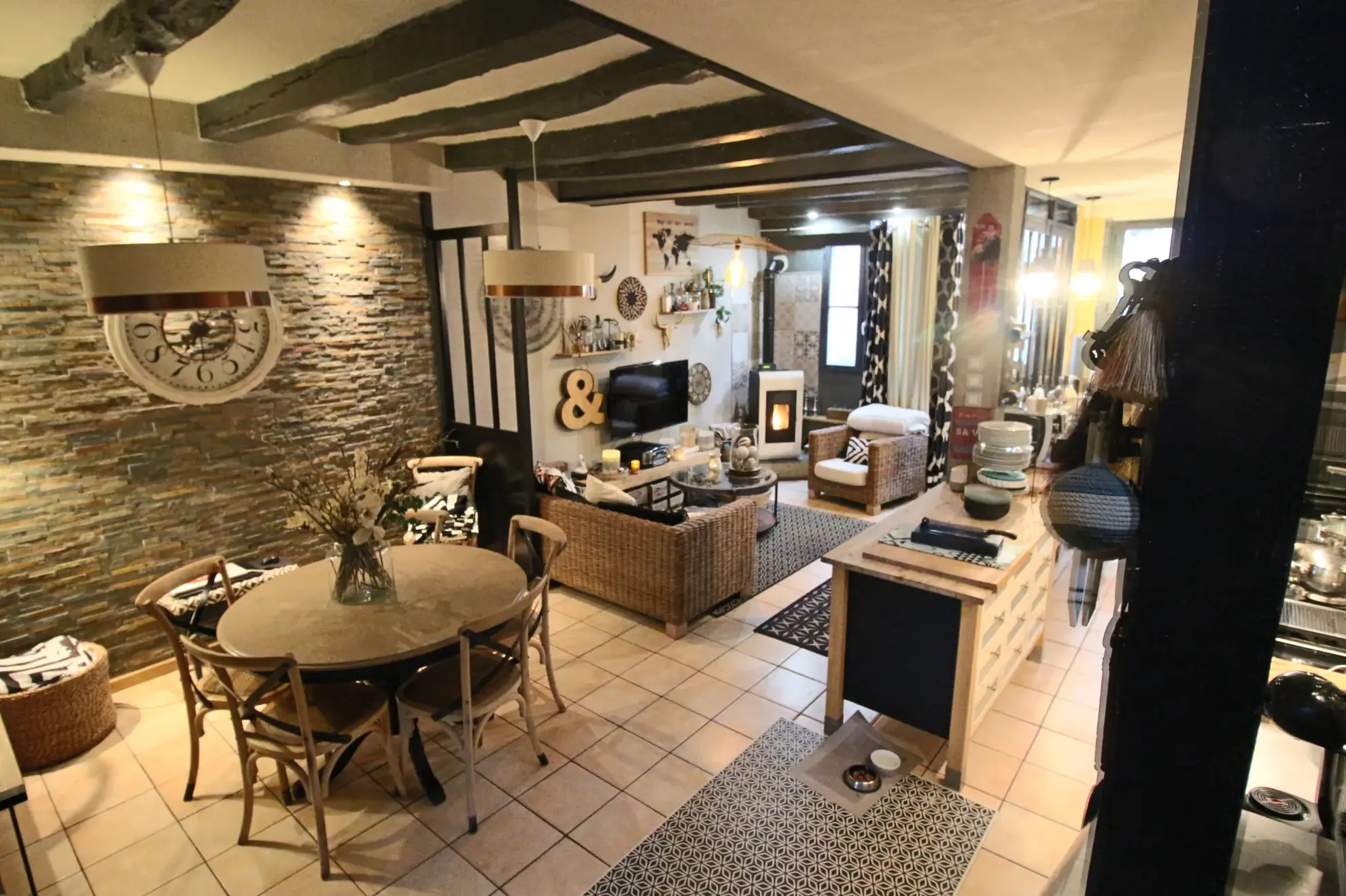 Jolie maison de 85 m² à Puy l'Évêque, centre-ville, terrasse et véranda 