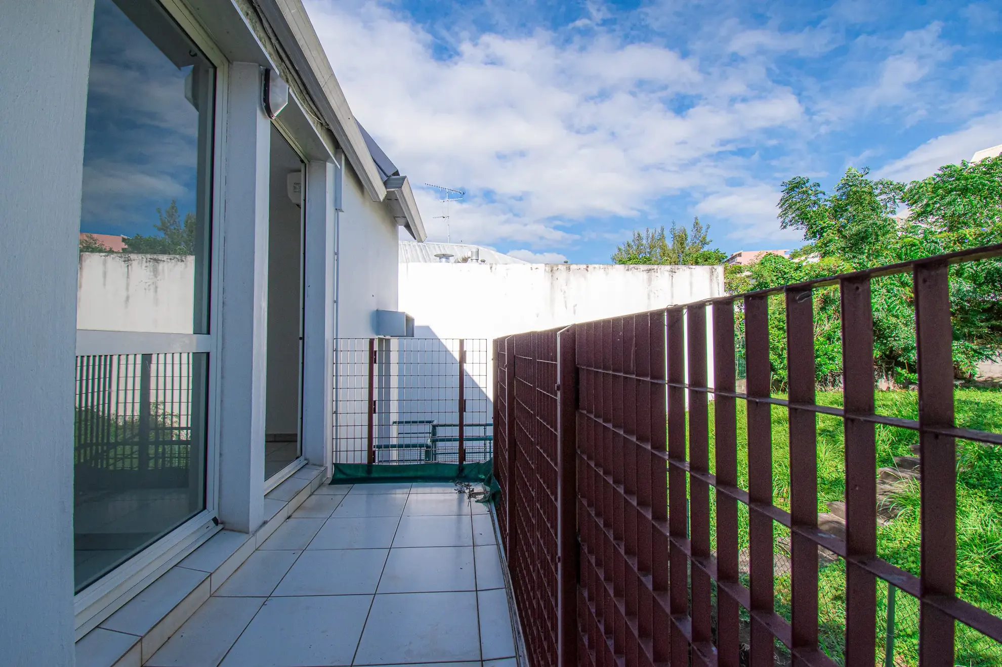 Appartement T3 de 96m² à Sainte-Clotilde Moufia avec balcon et parking 