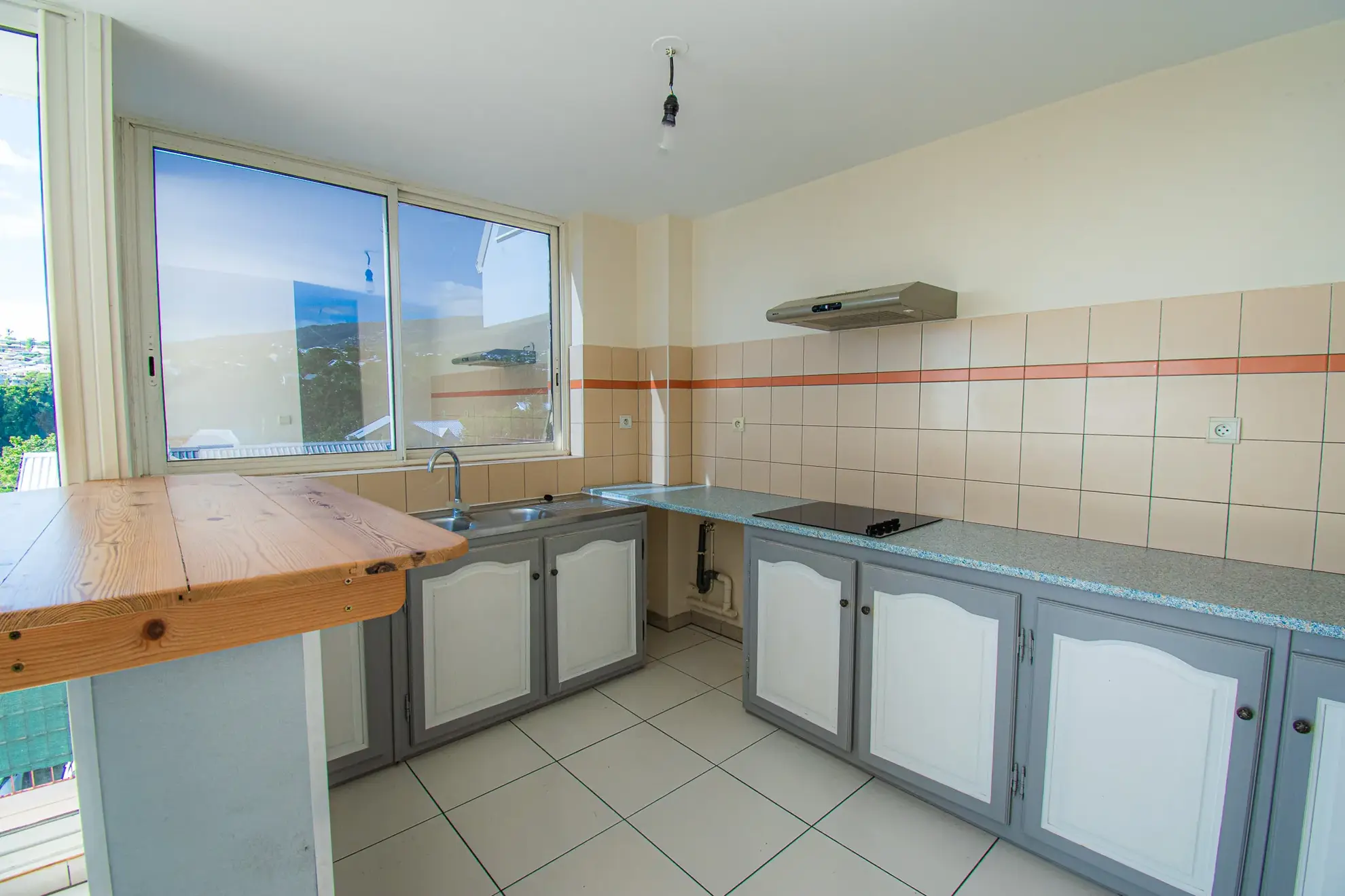 Appartement T3 de 96m² à Sainte-Clotilde Moufia avec balcon et parking 