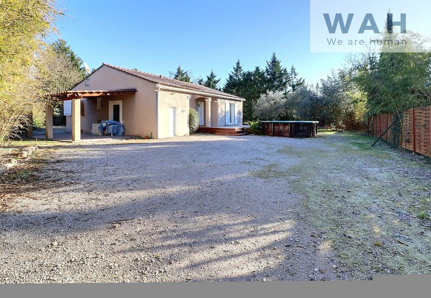 Villa de plain-pied à vendre à Saint-Hippolyte-Du-Fort avec piscine, 4 pièces 