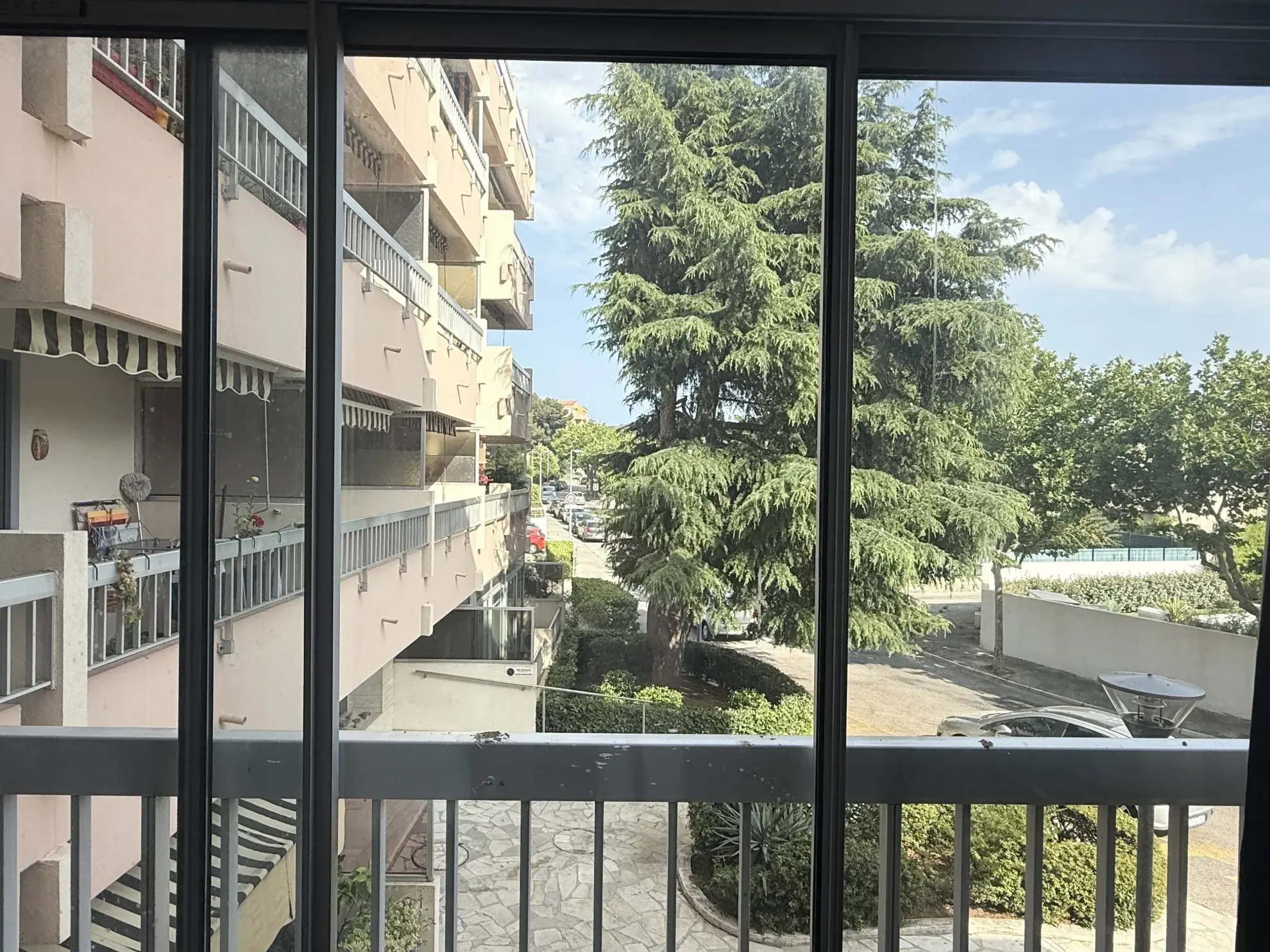Studio à vendre à Saint Mandrier avec parking privé et vue dégagée 