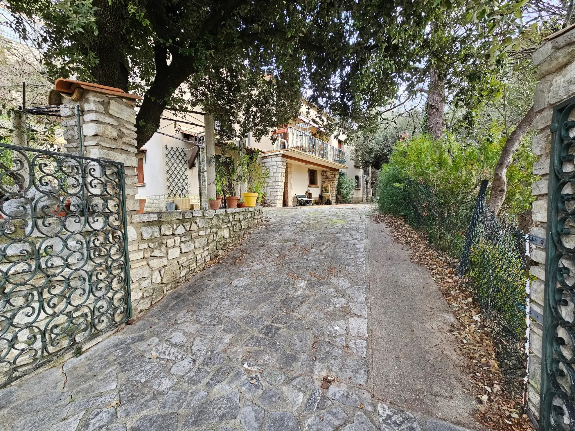 Maison à Apt dans le Luberon à rénover avec jardin et vue dégagée 