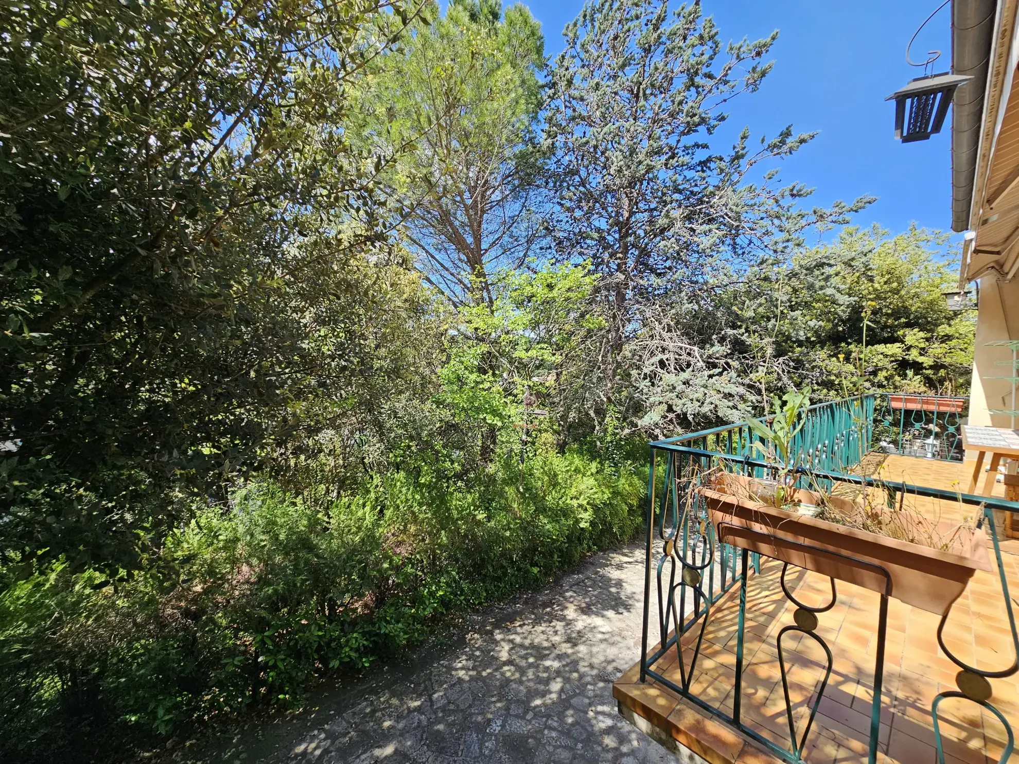 Maison à Apt dans le Luberon à rénover avec jardin et vue dégagée