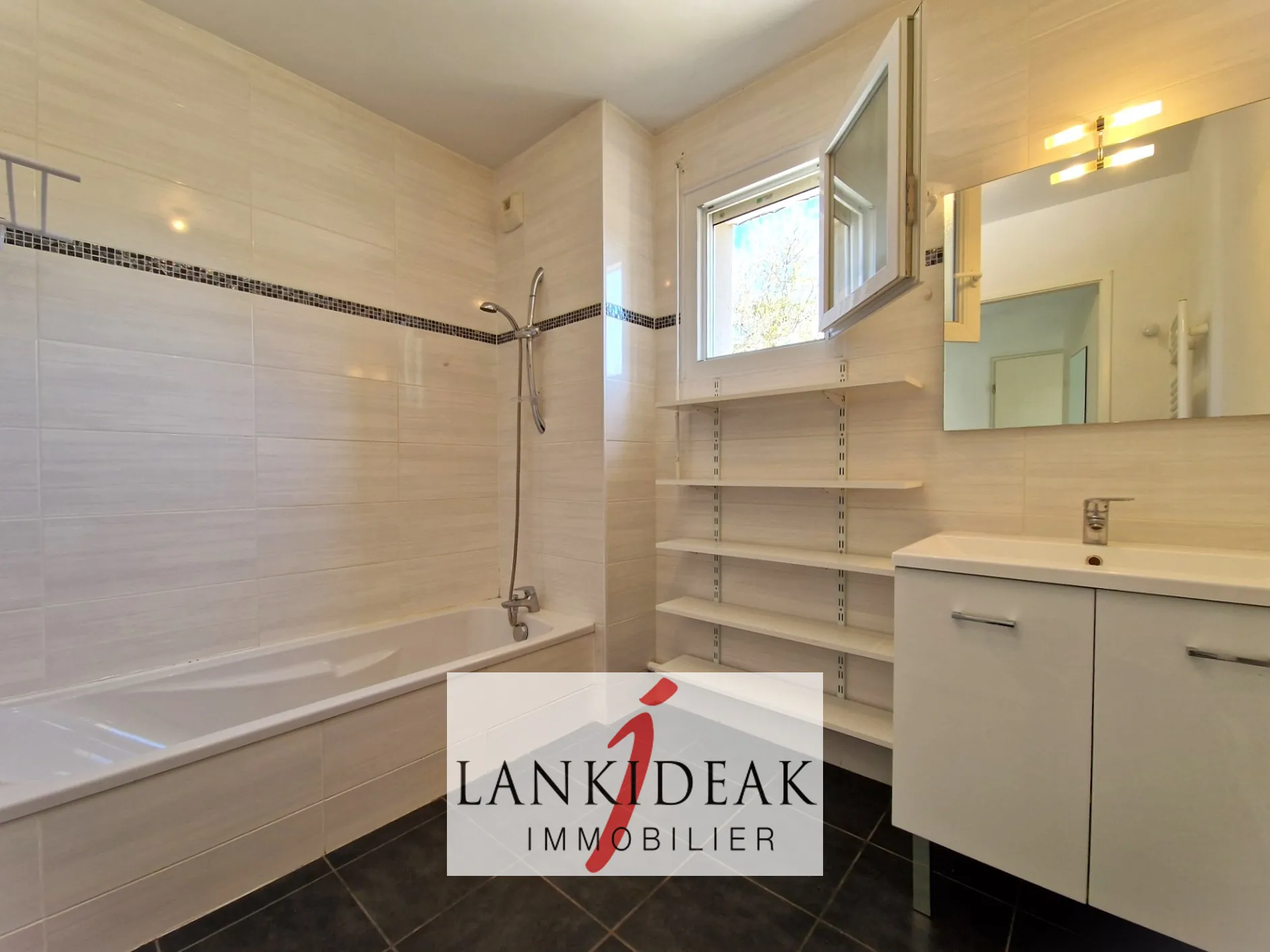 Appartement T3 de 65 m² à Ustaritz avec terrasse et parking en vente 