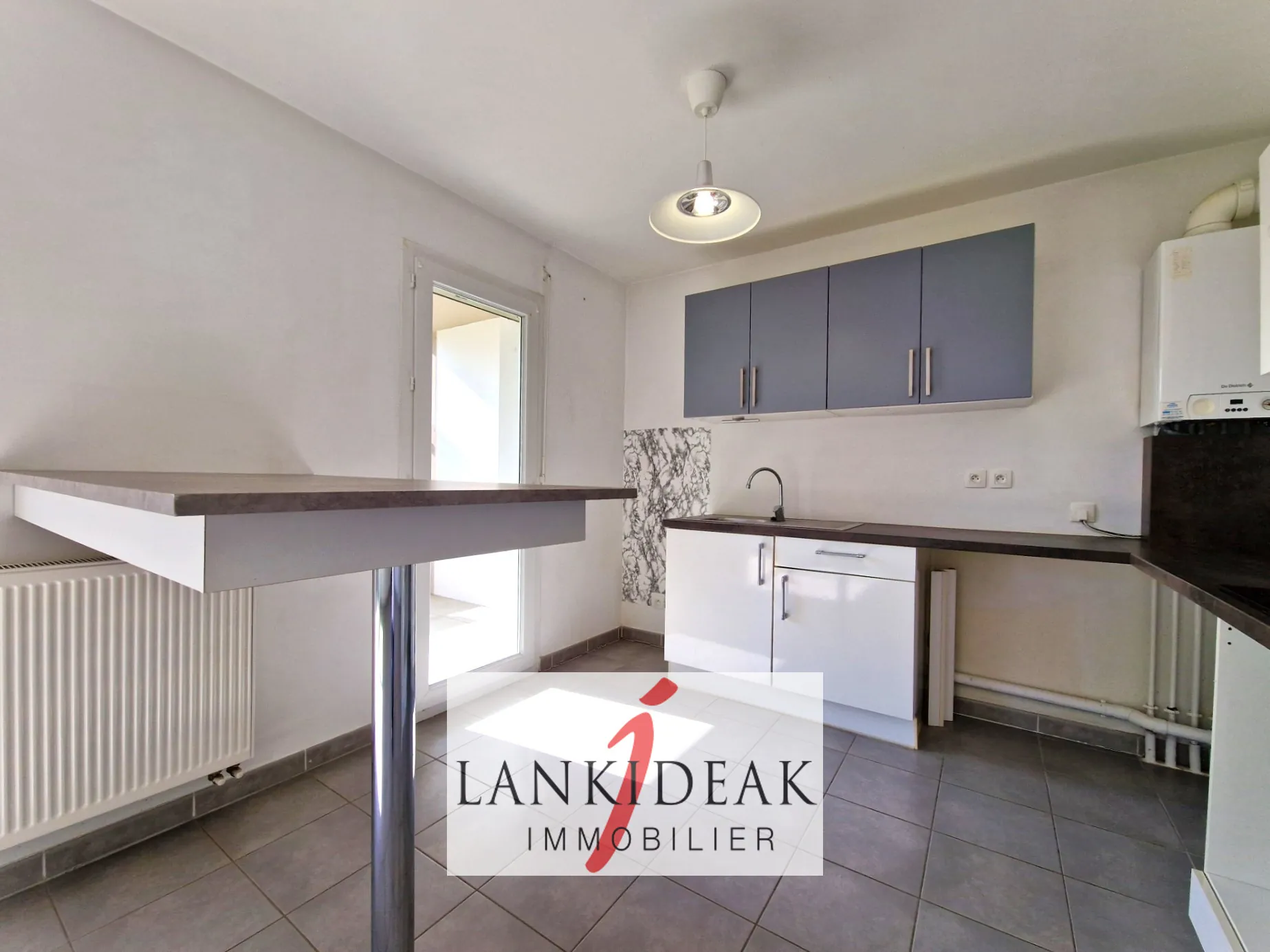 Appartement T3 de 65 m² à Ustaritz avec terrasse et parking en vente 