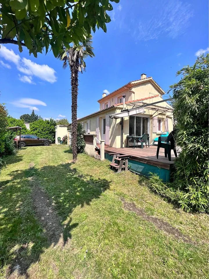 Maison à étage avec piscine, 3 chambres sur terrain arboré à Besseges