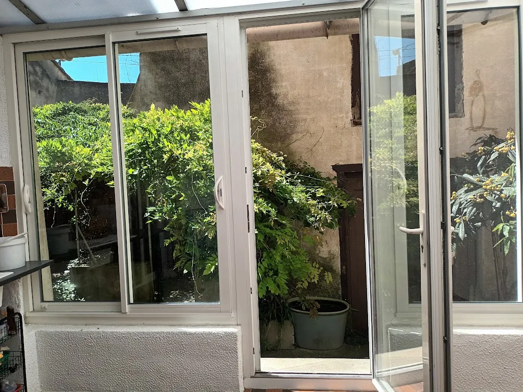 Maison de village à vendre avec 3 chambres, jardin, véranda proche Carcassonne