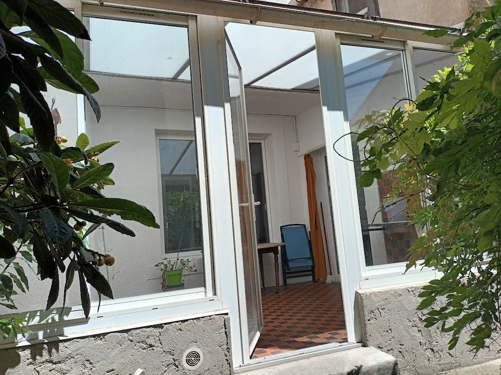 Maison de village à vendre avec 3 chambres, jardin, véranda proche Carcassonne 