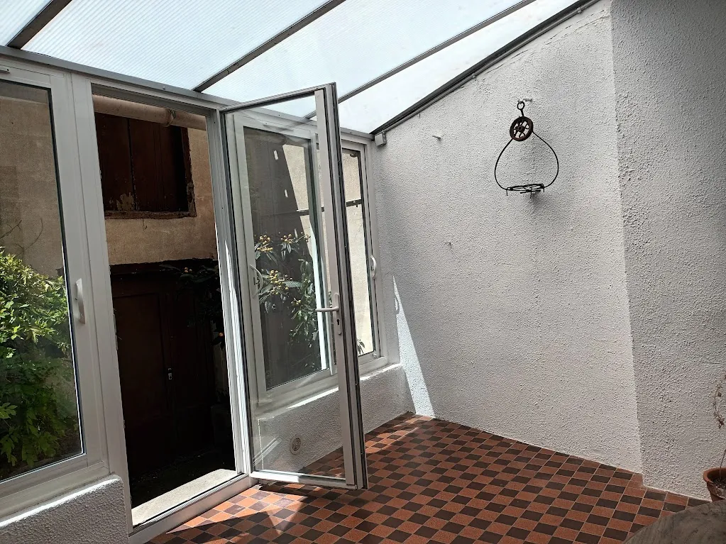 Maison de village à vendre avec 3 chambres, jardin, véranda proche Carcassonne 