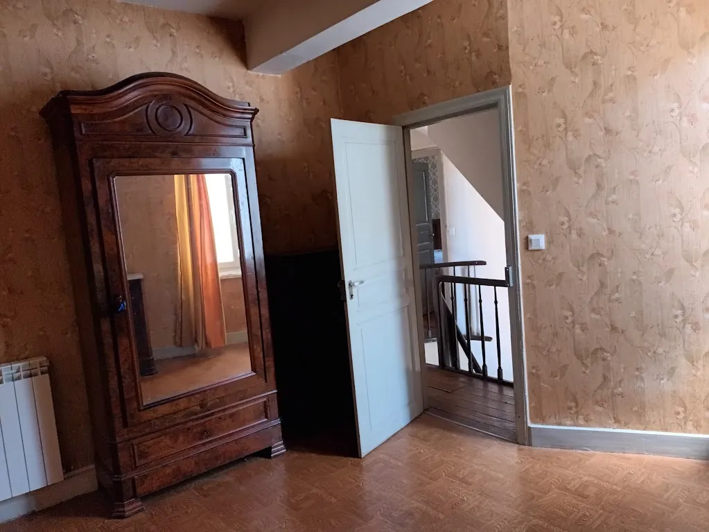 Maison de village à vendre avec 3 chambres, jardin, véranda proche Carcassonne 