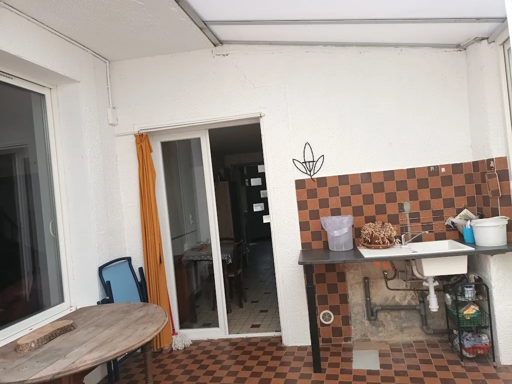 Maison de village à vendre avec 3 chambres, jardin, véranda proche Carcassonne 