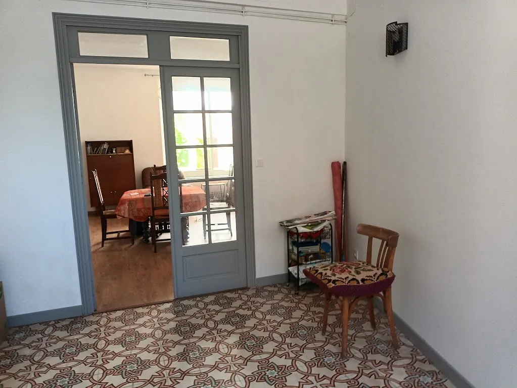 Maison de village à vendre avec 3 chambres, jardin, véranda proche Carcassonne 