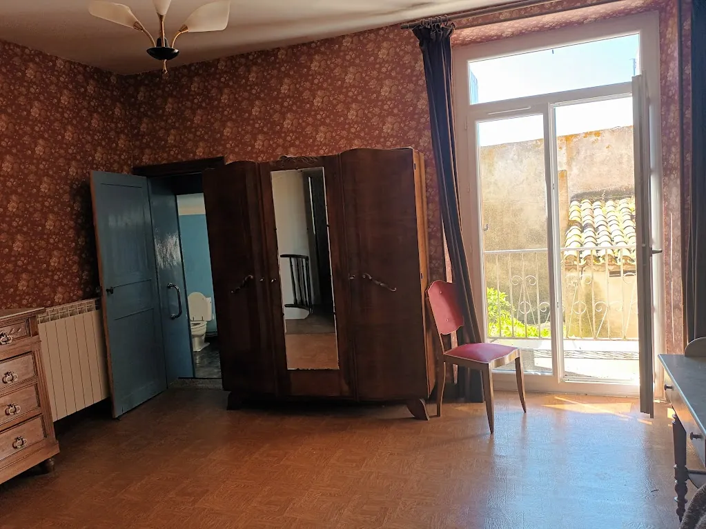 Maison de village à vendre avec 3 chambres, jardin, véranda proche Carcassonne 
