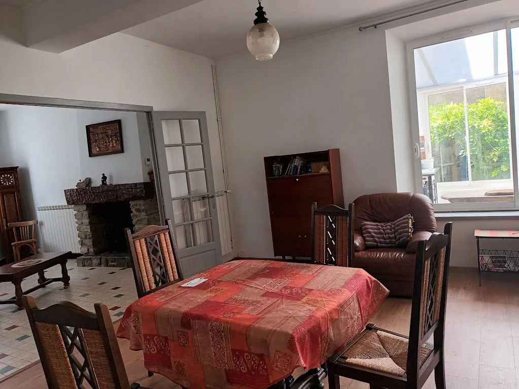 Maison de village à vendre avec 3 chambres, jardin, véranda proche Carcassonne 