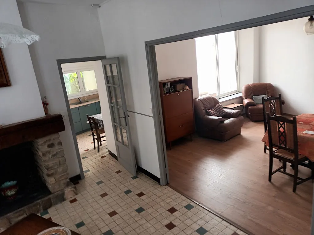 Maison de village à vendre avec 3 chambres, jardin, véranda proche Carcassonne 