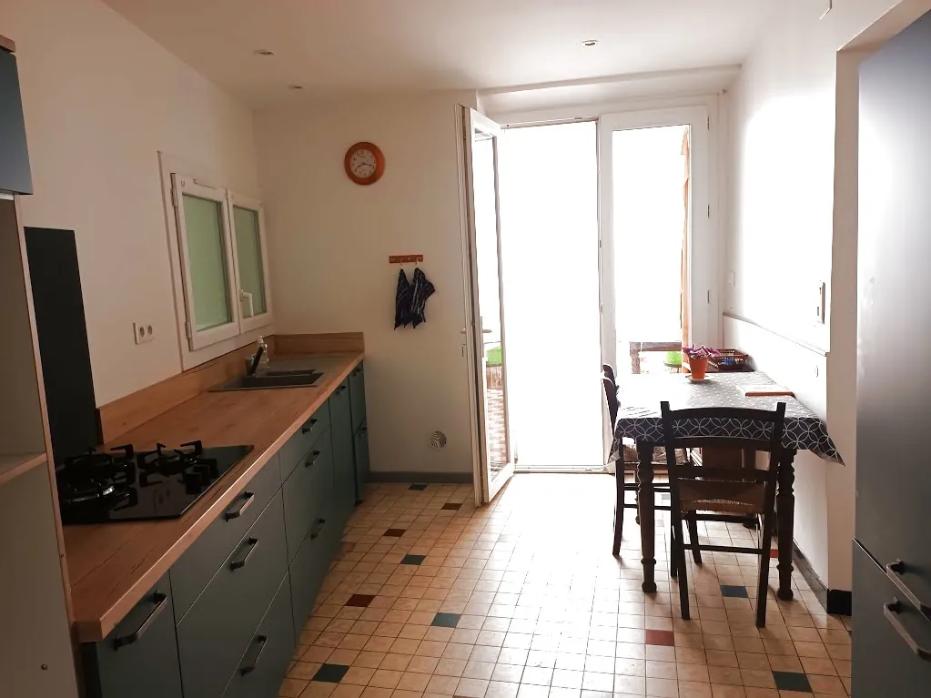 Maison de village à vendre avec 3 chambres, jardin, véranda proche Carcassonne 