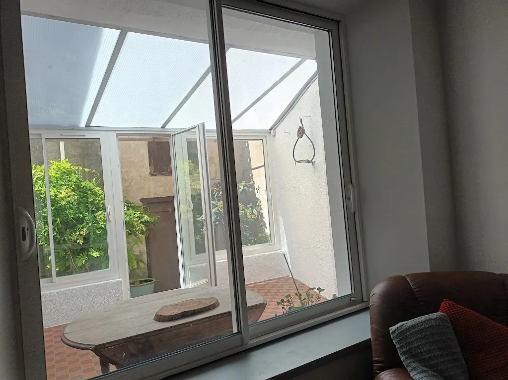 Maison de village à vendre avec 3 chambres, jardin, véranda proche Carcassonne 