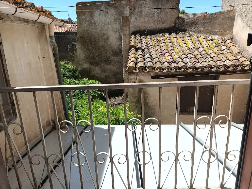 Maison de village à vendre avec 3 chambres, jardin, véranda proche Carcassonne 