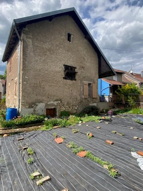 Maison T6 à rénover avec jardin à Chatenois-les-Forges - Potentiel et confort 