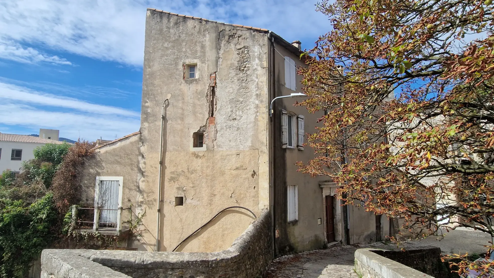 Immeuble à rénover de 297 m² dans le centre de Lodève avec vues sur la rivière