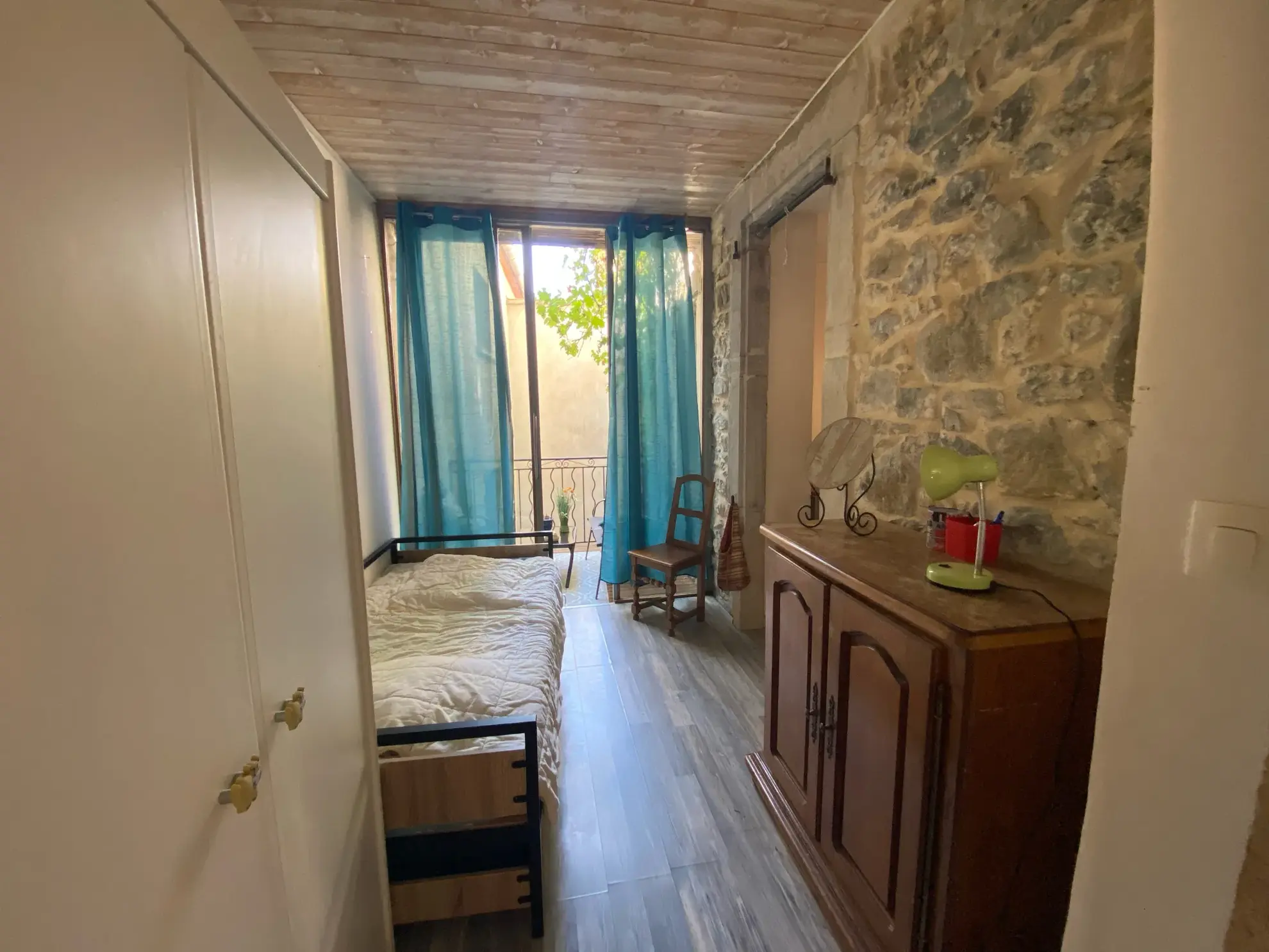 Charmante maison en pierres rénovée avec cour à Durfort dans le Gard 