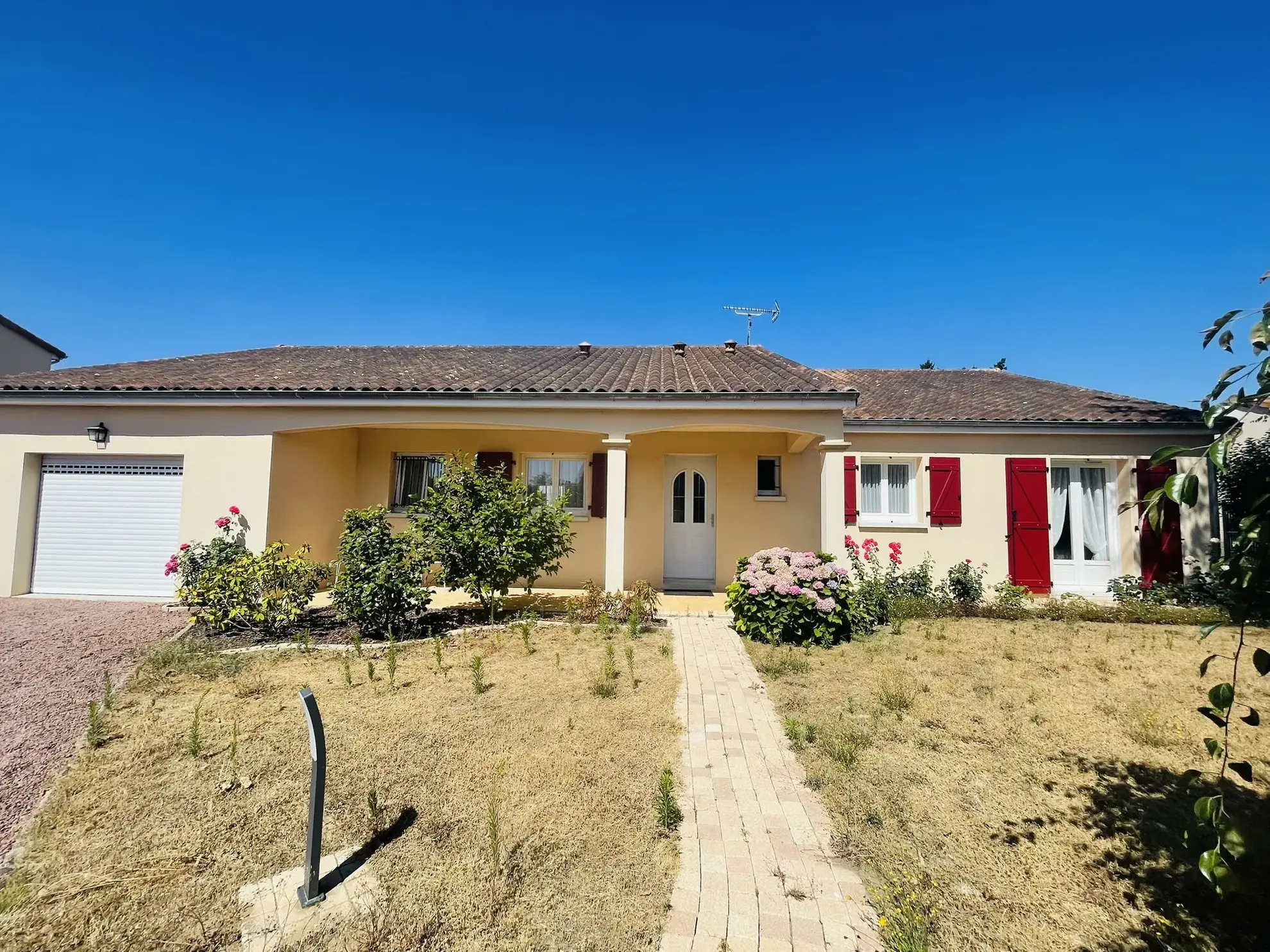 Charmante maison de plain-pied avec jardin à Cernay proche Lencloître 