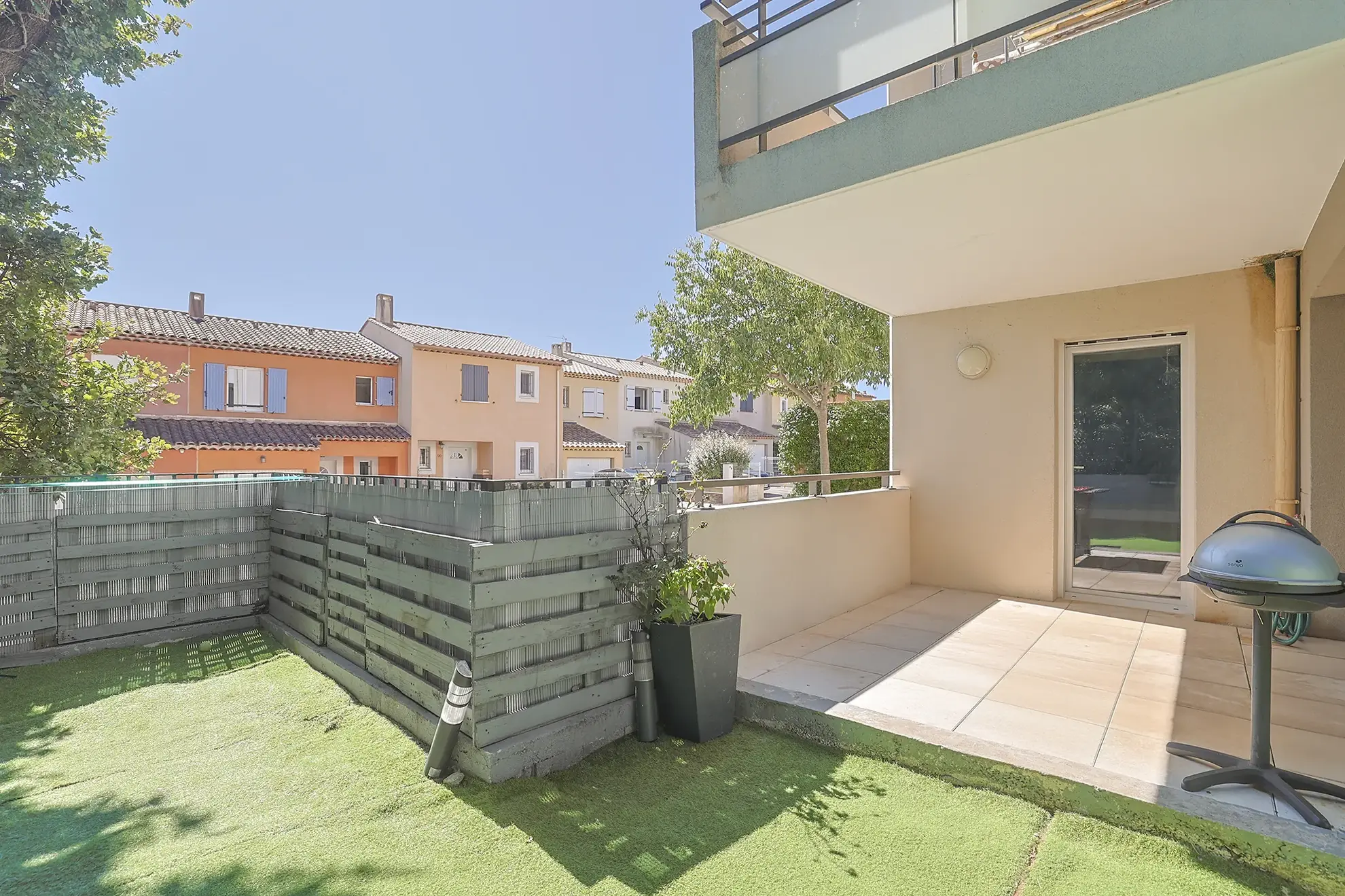 Appartement T3 de 63,30 m² avec jardin, terrasse et garage à Cuers 