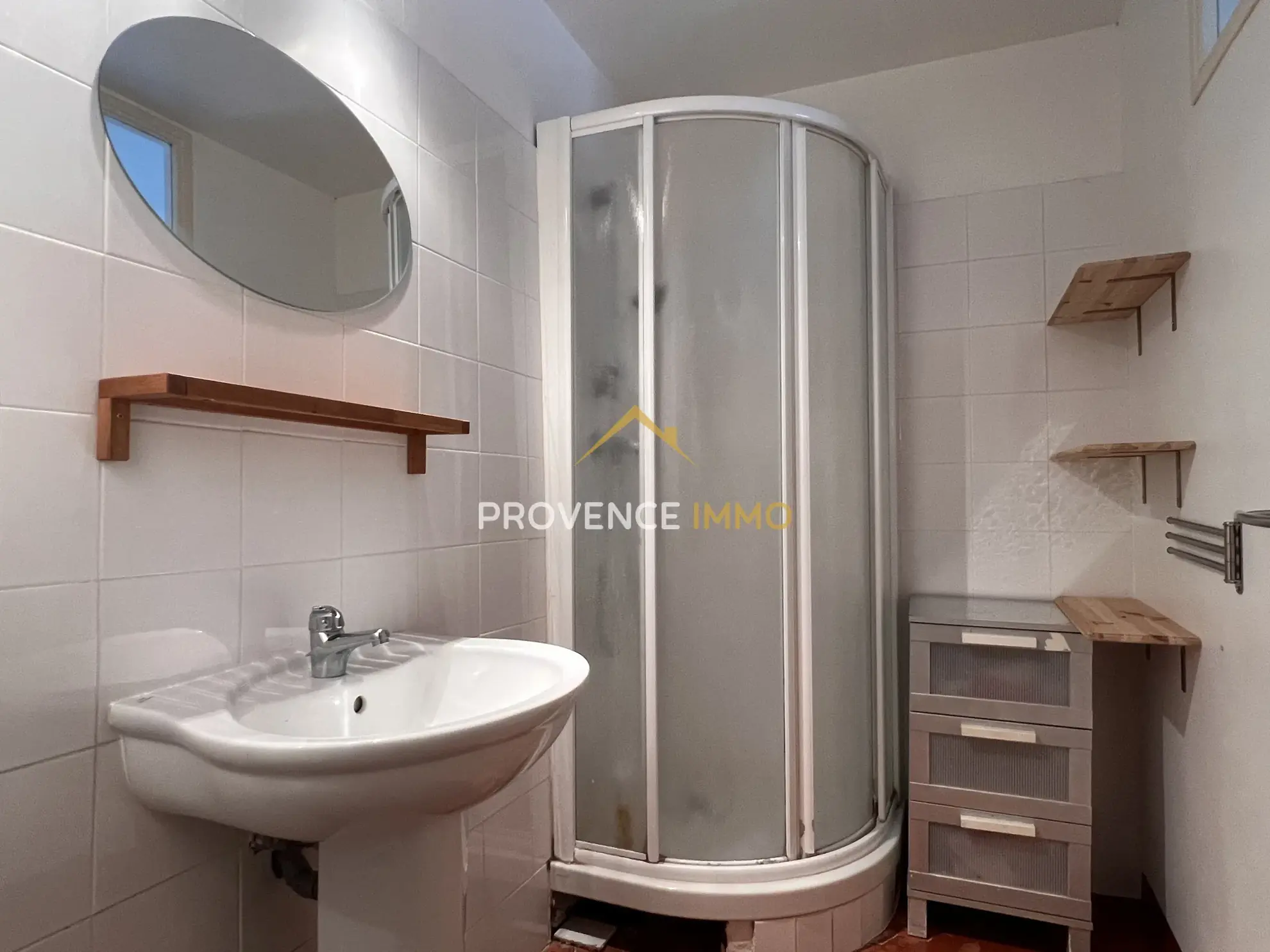 Maison de village de 139 m² à Charleval, idéale famille ou commerce 