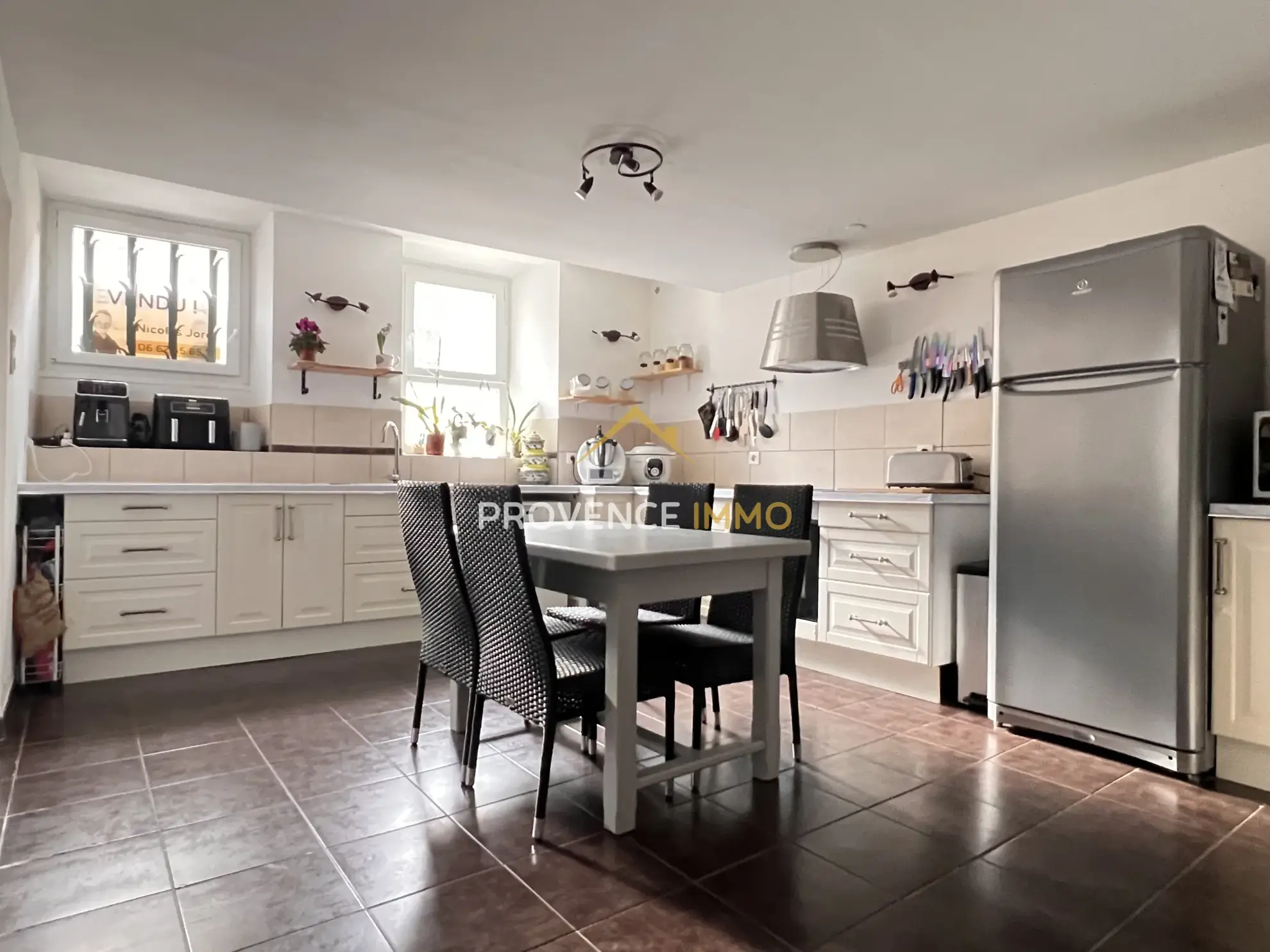 Maison de village de 139 m² à Charleval, idéale famille ou commerce 