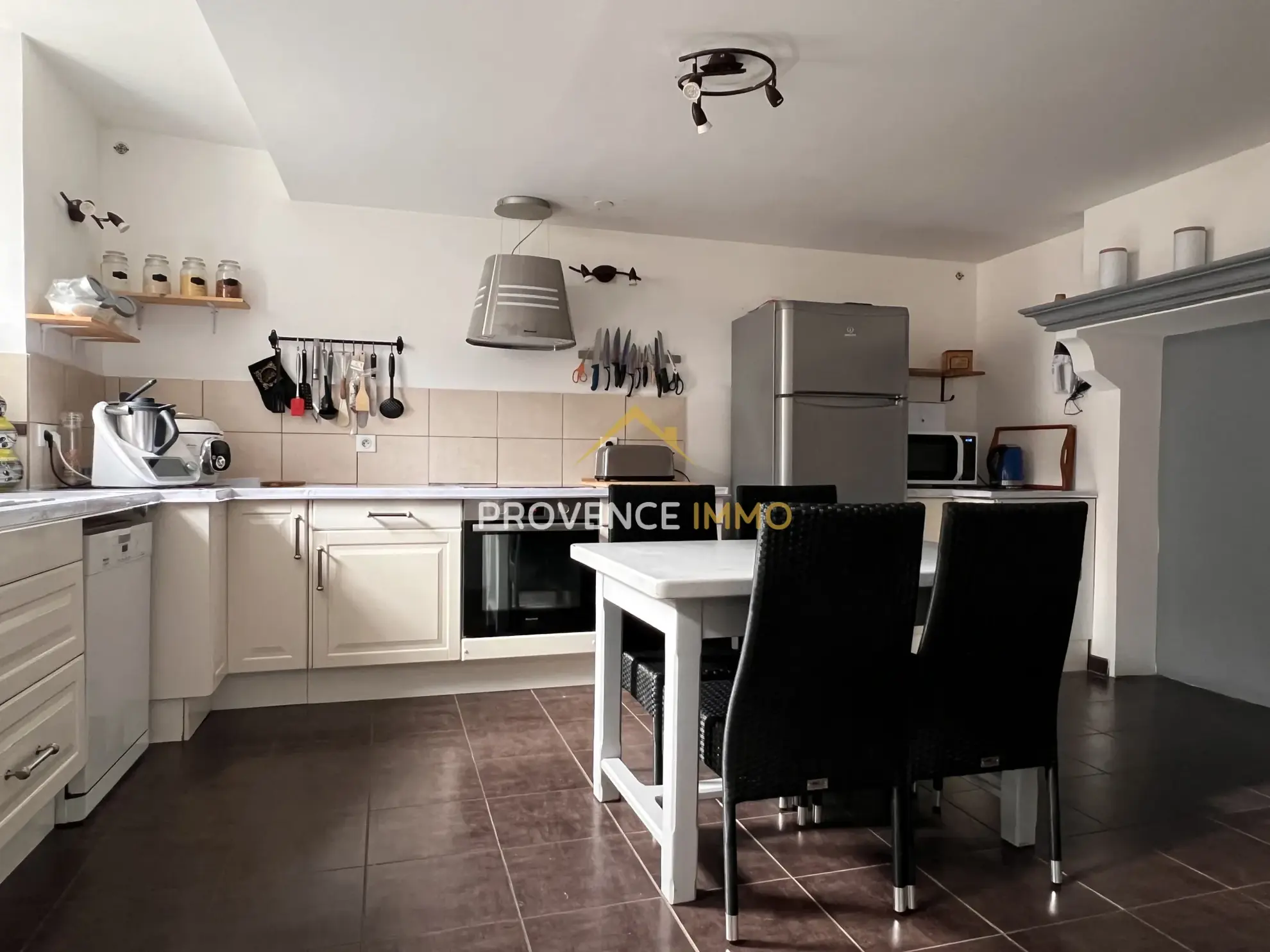 Maison de village de 139 m² à Charleval, idéale famille ou commerce 