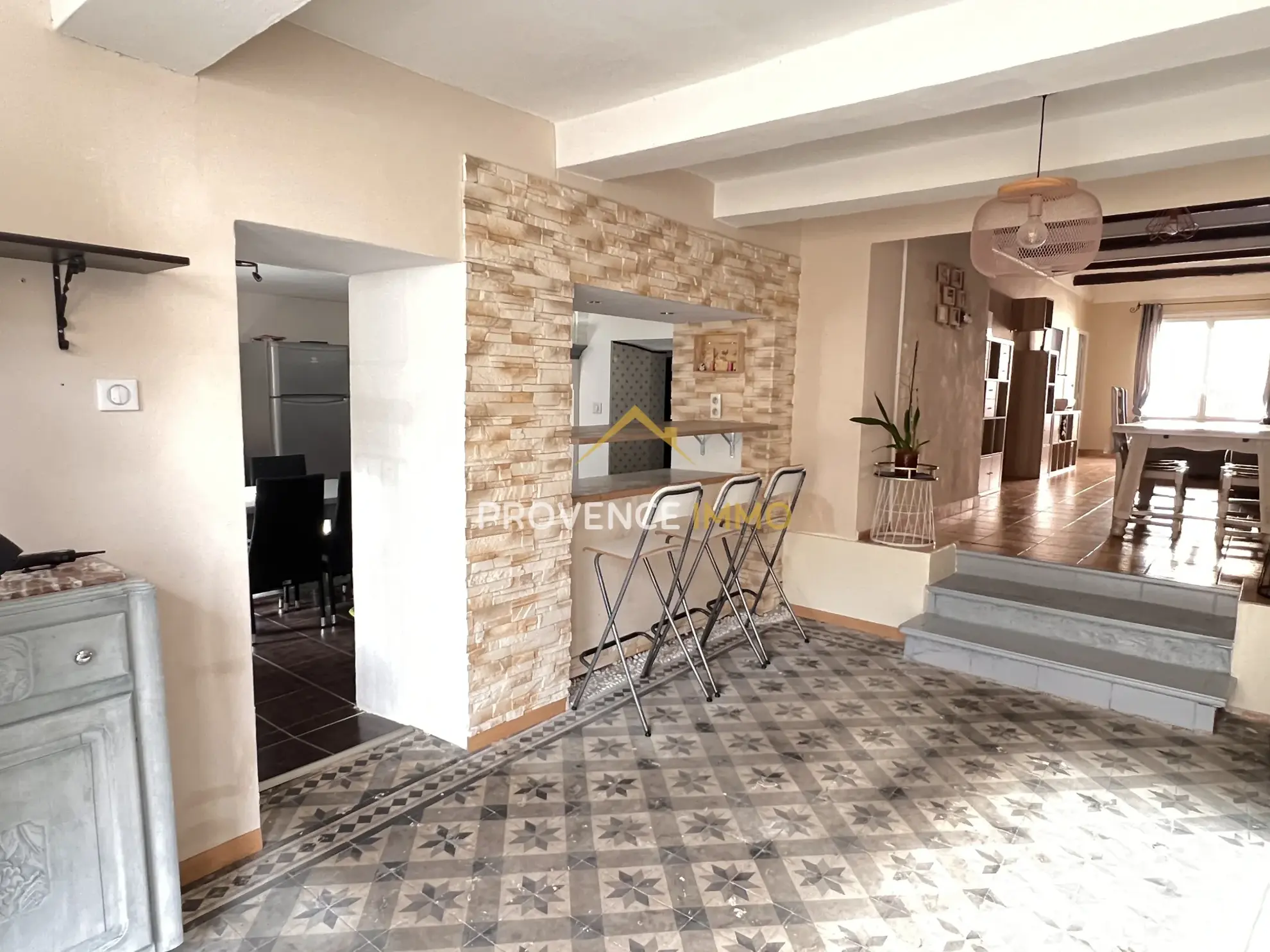 Maison de village de 139 m² à Charleval, idéale famille ou commerce 