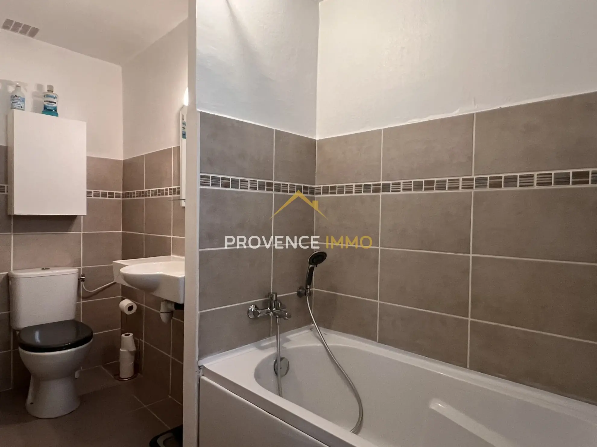 Maison de village de 139 m² à Charleval, idéale famille ou commerce 